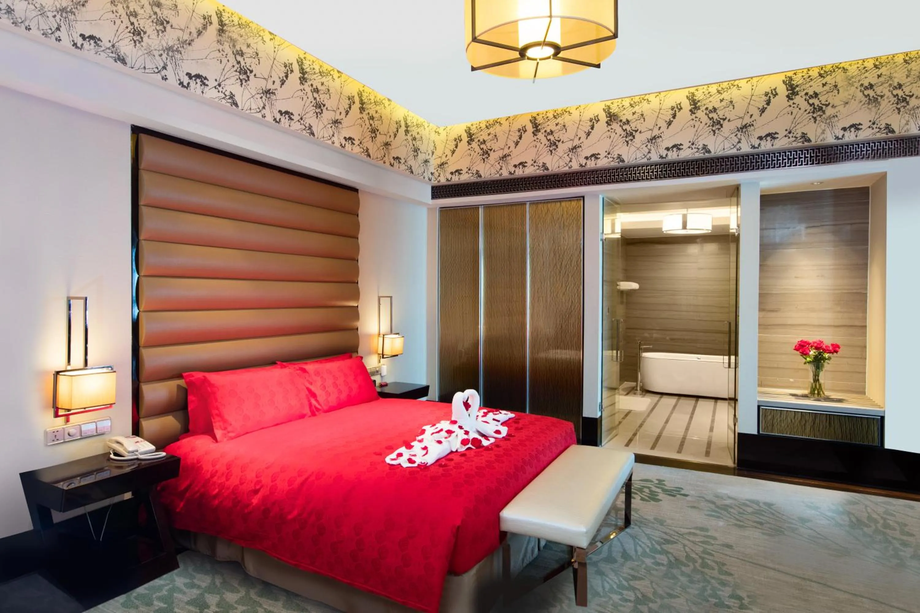 Photo of the whole room, Bed in Crowne Plaza Hefei by IHG