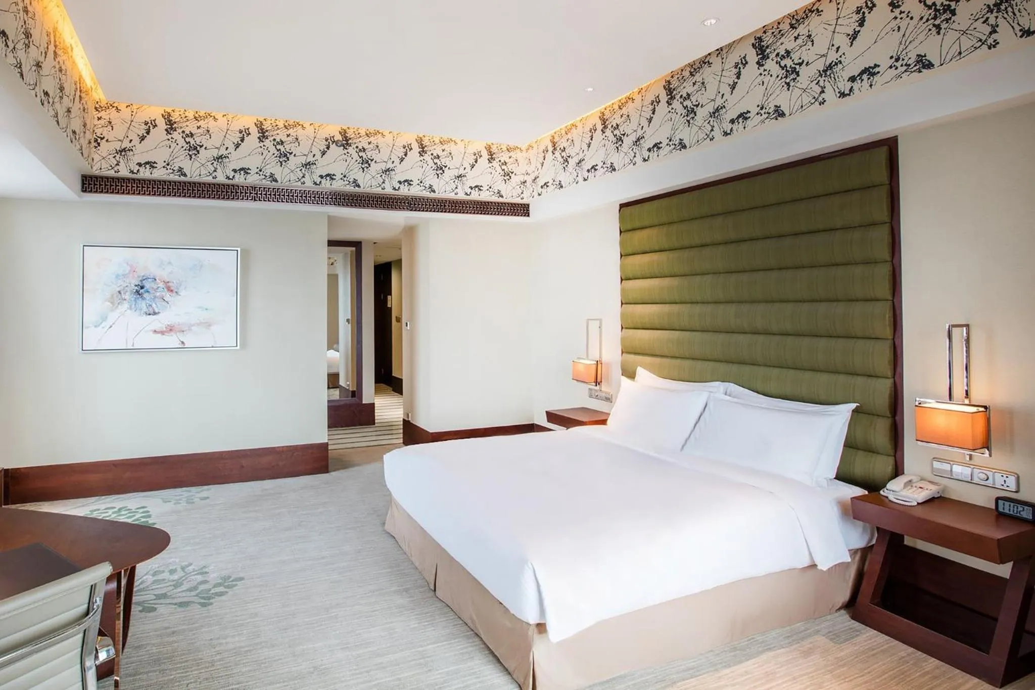 Photo of the whole room, Bed in Crowne Plaza Hefei by IHG