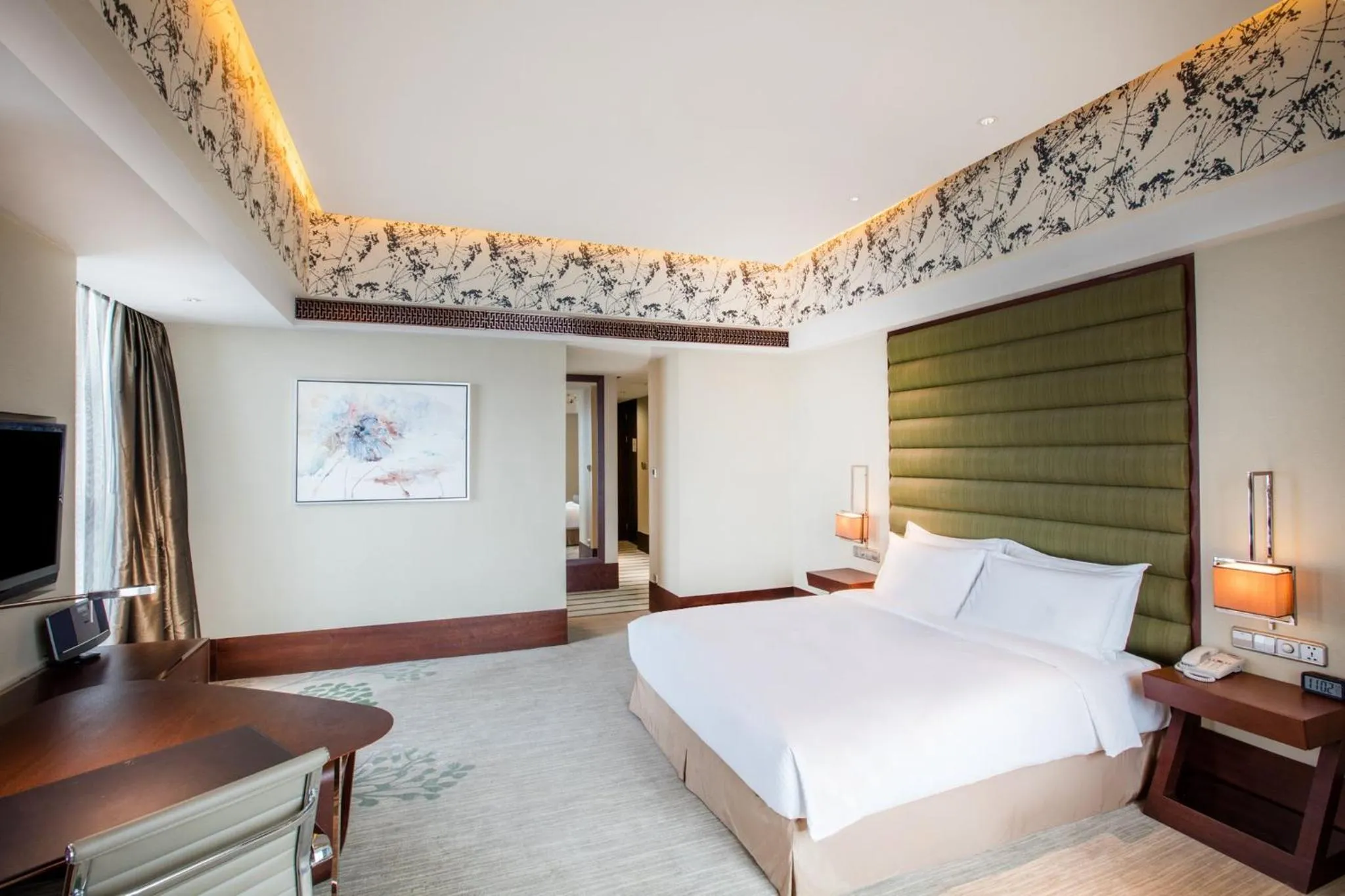 Photo of the whole room, Bed in Crowne Plaza Hefei by IHG