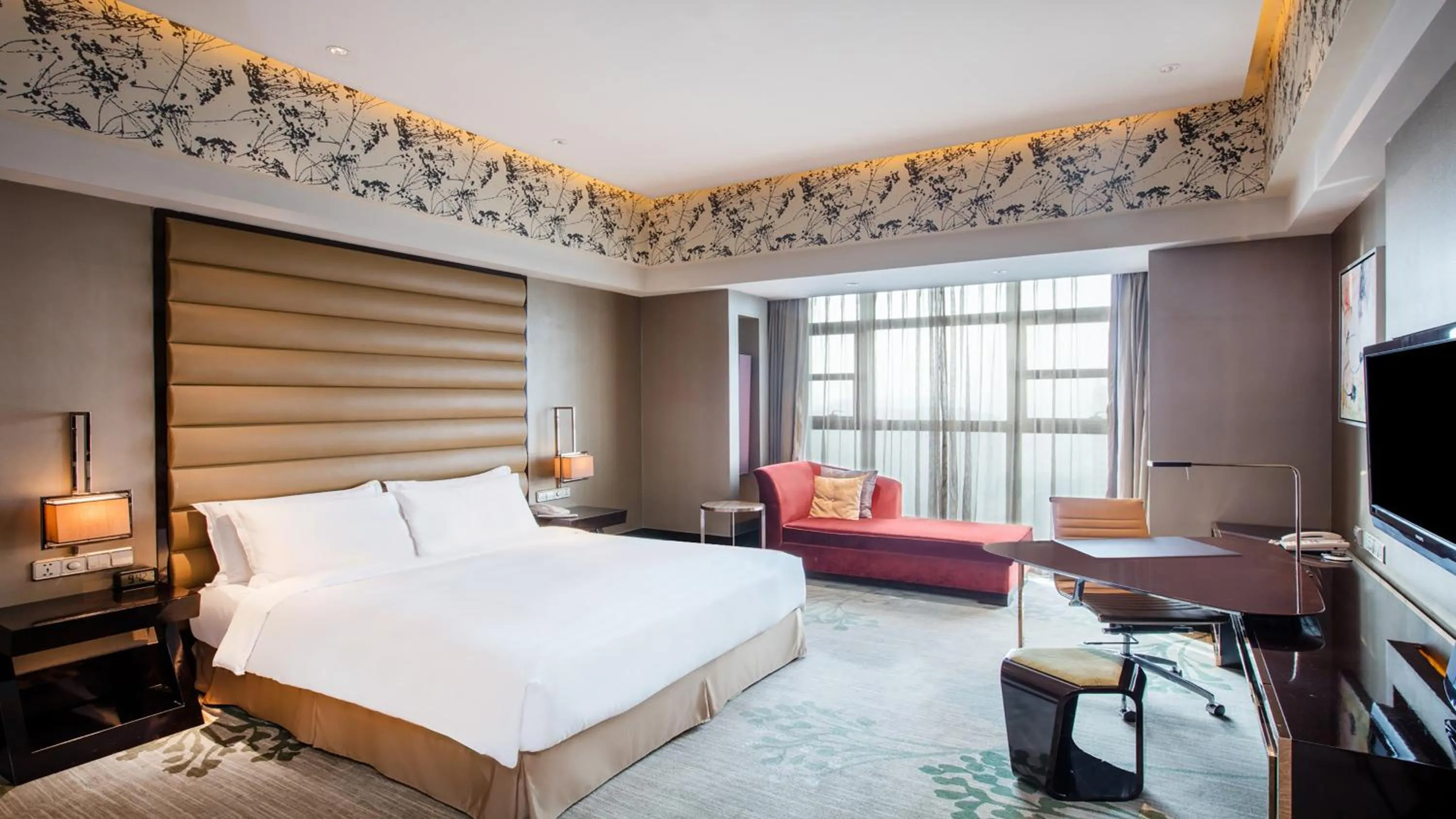 Photo of the whole room, Bed in Crowne Plaza Hefei by IHG