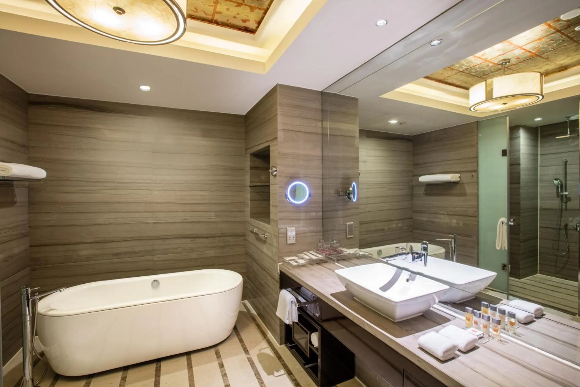 Bath in Crowne Plaza Hefei by IHG