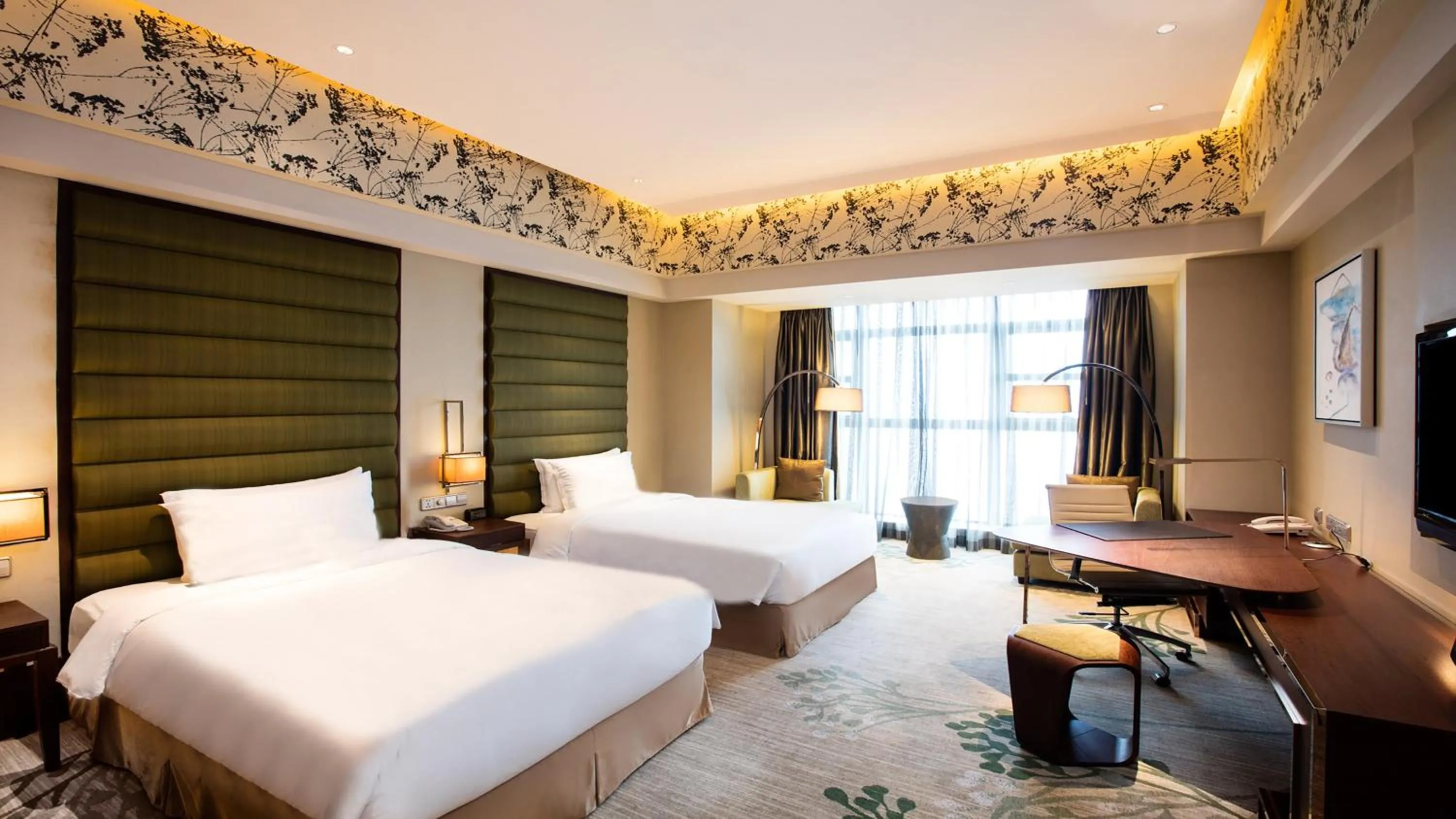 Photo of the whole room, Bed in Crowne Plaza Hefei by IHG