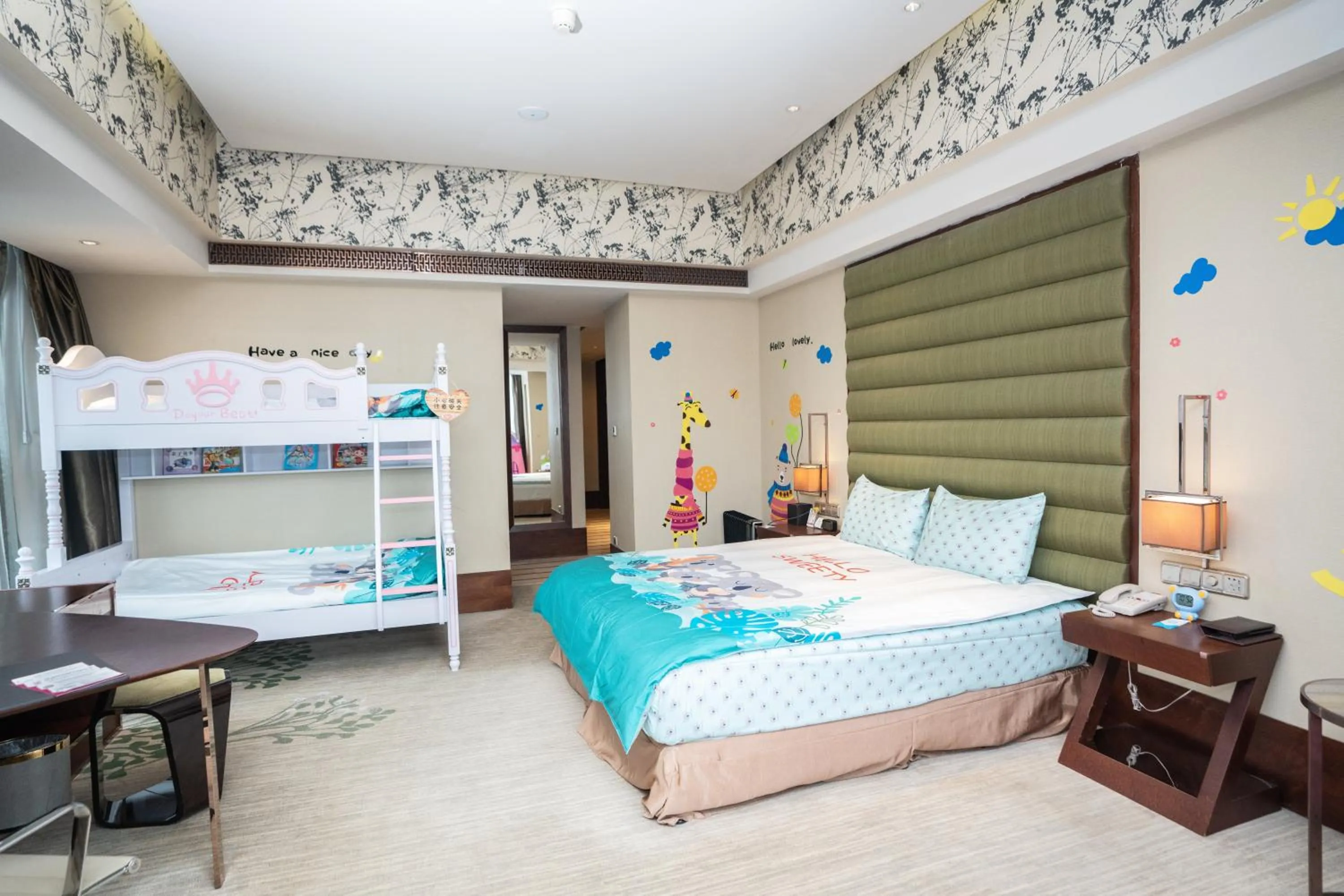 Photo of the whole room, Bed in Crowne Plaza Hefei by IHG