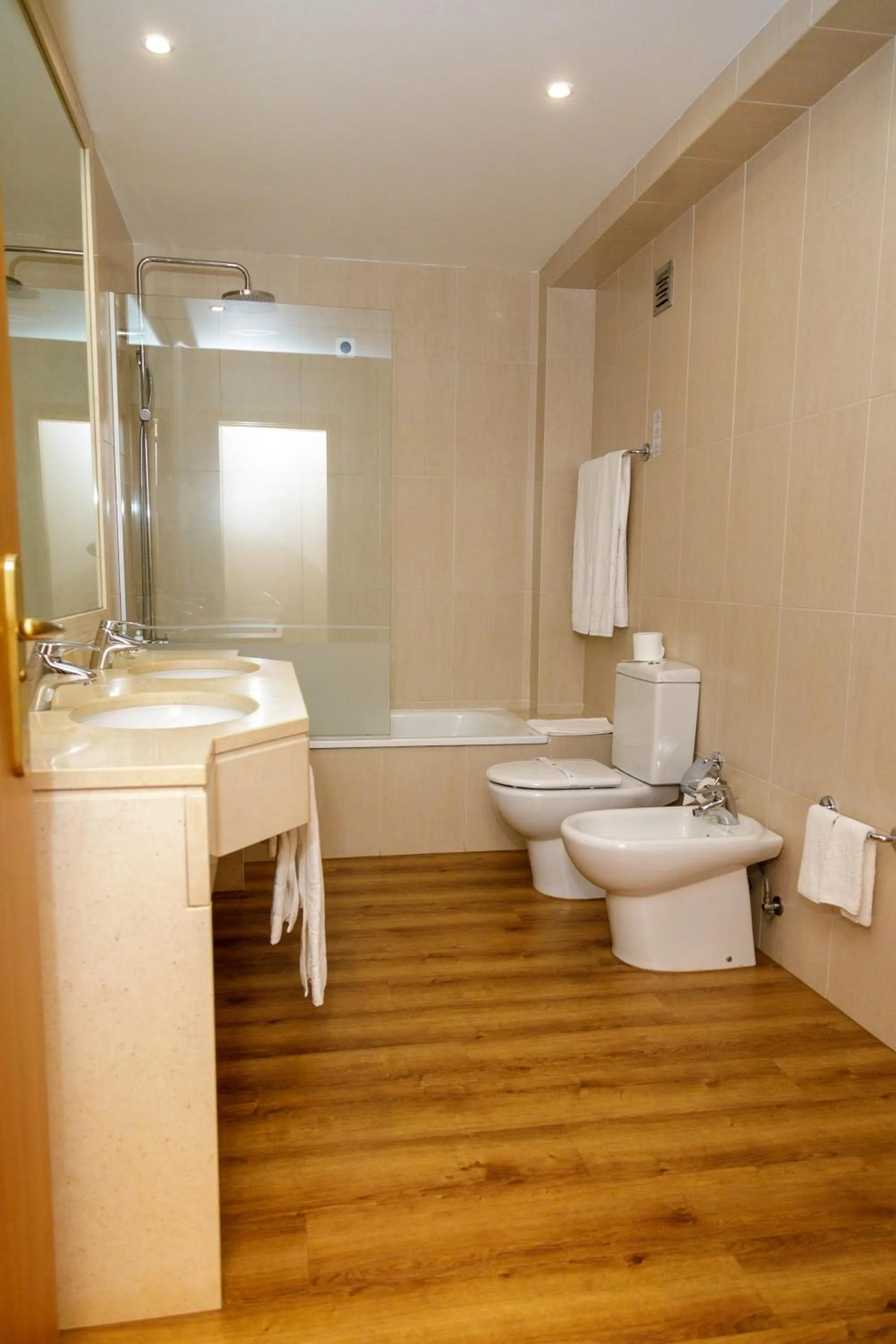 Toilet in Hotel Covilhã Dona Maria Affiliated by Meliá