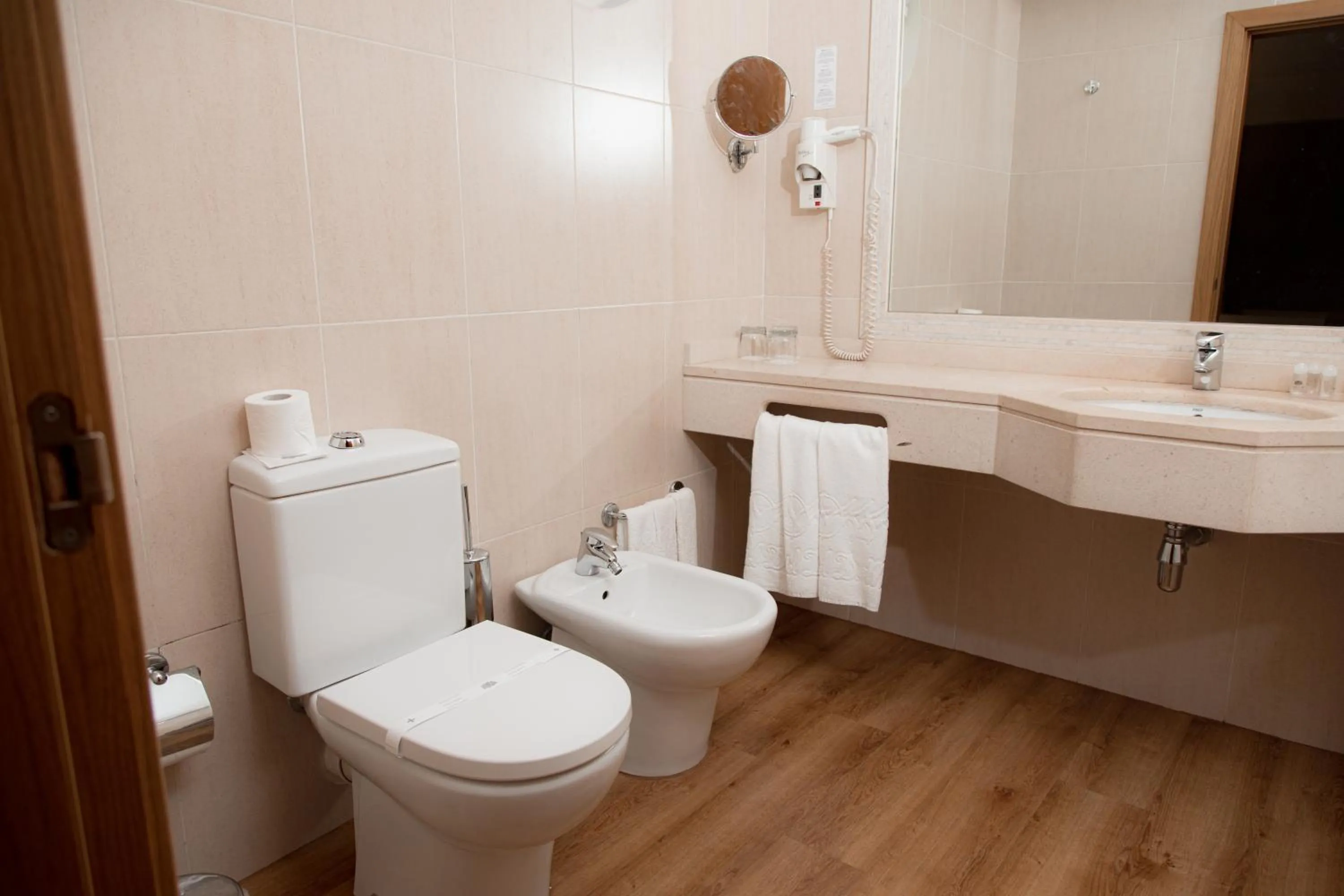 Toilet in Hotel Covilhã Dona Maria Affiliated by Meliá