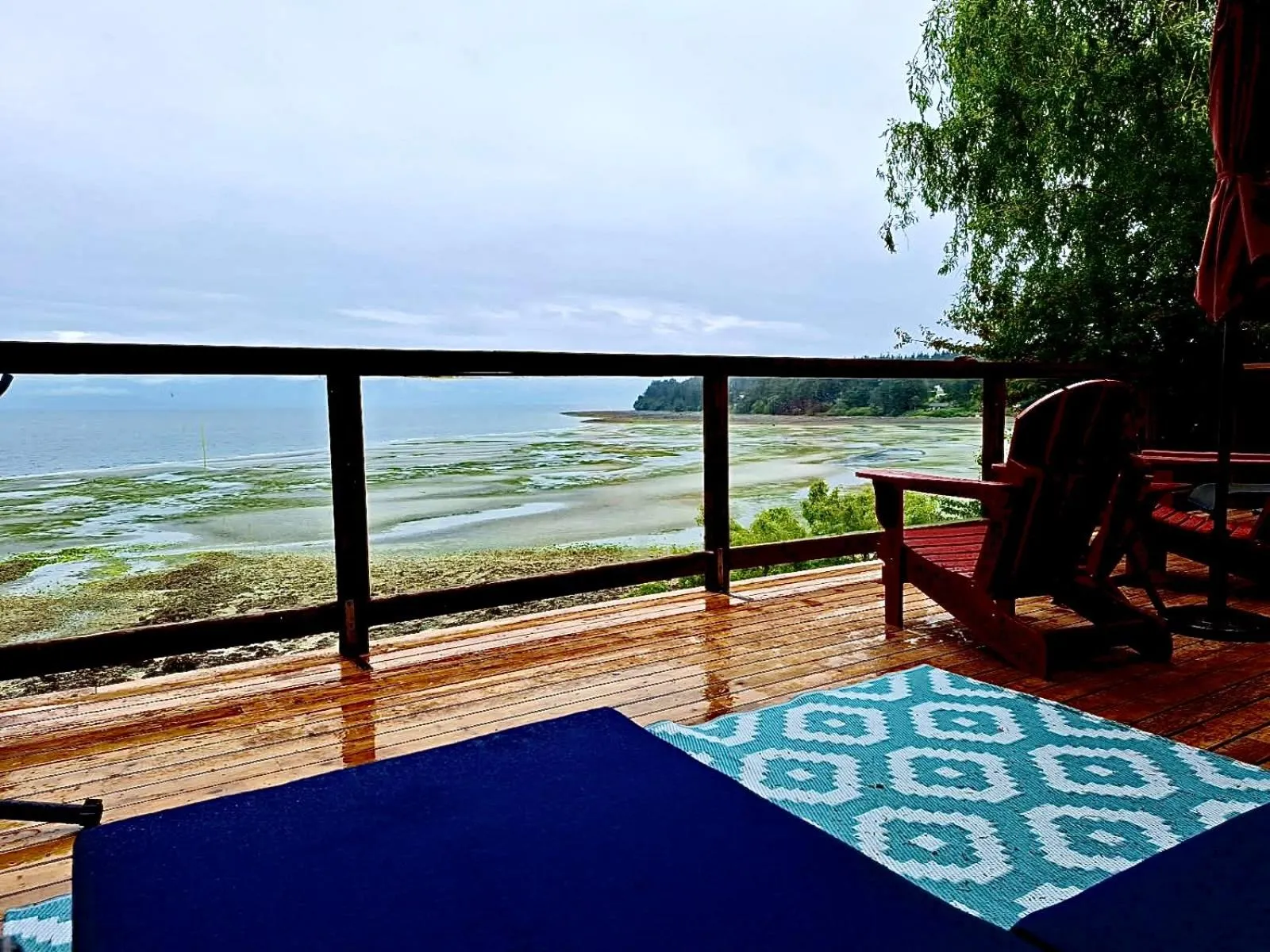 Patio in The Beach House Texada - Oceanfront Cabin