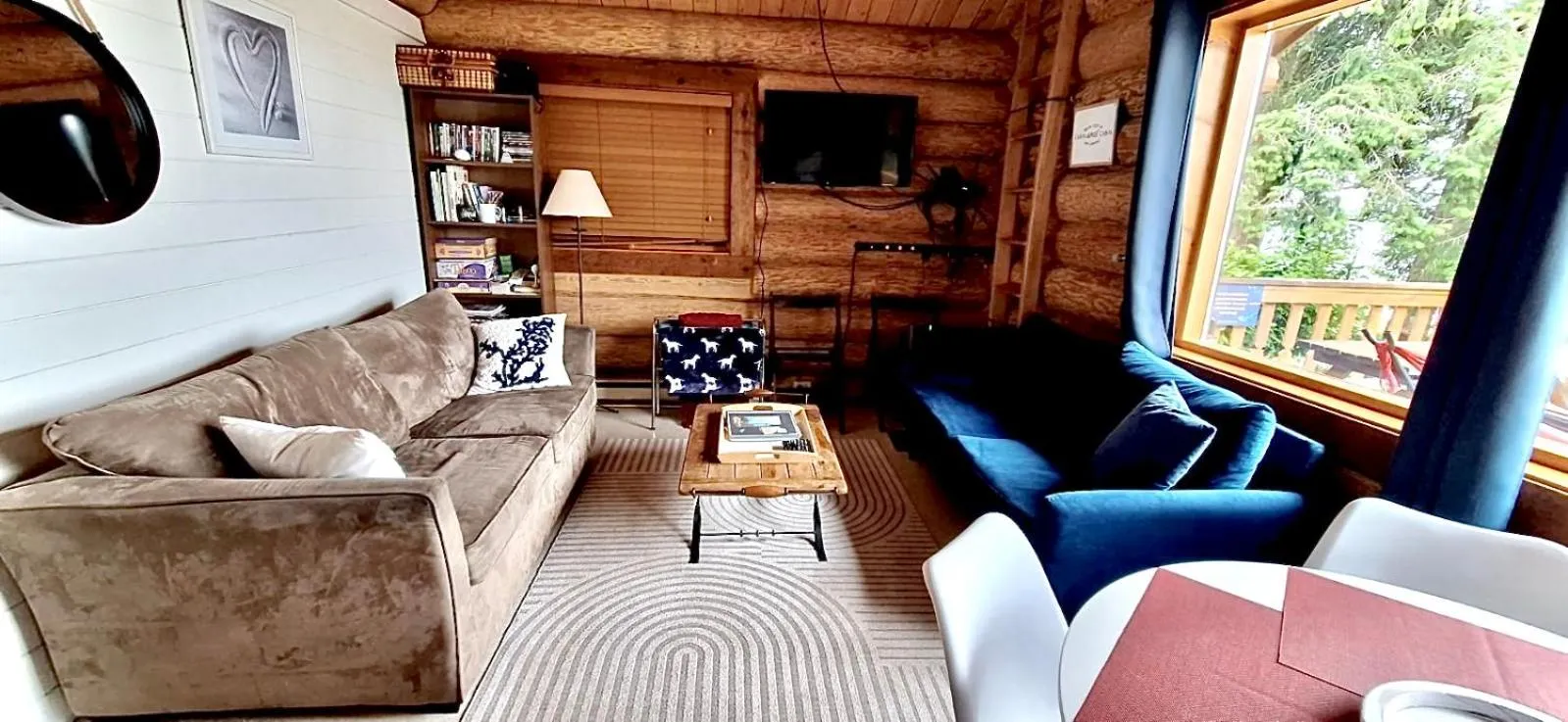 TV and multimedia in The Beach House Texada - Oceanfront Cabin