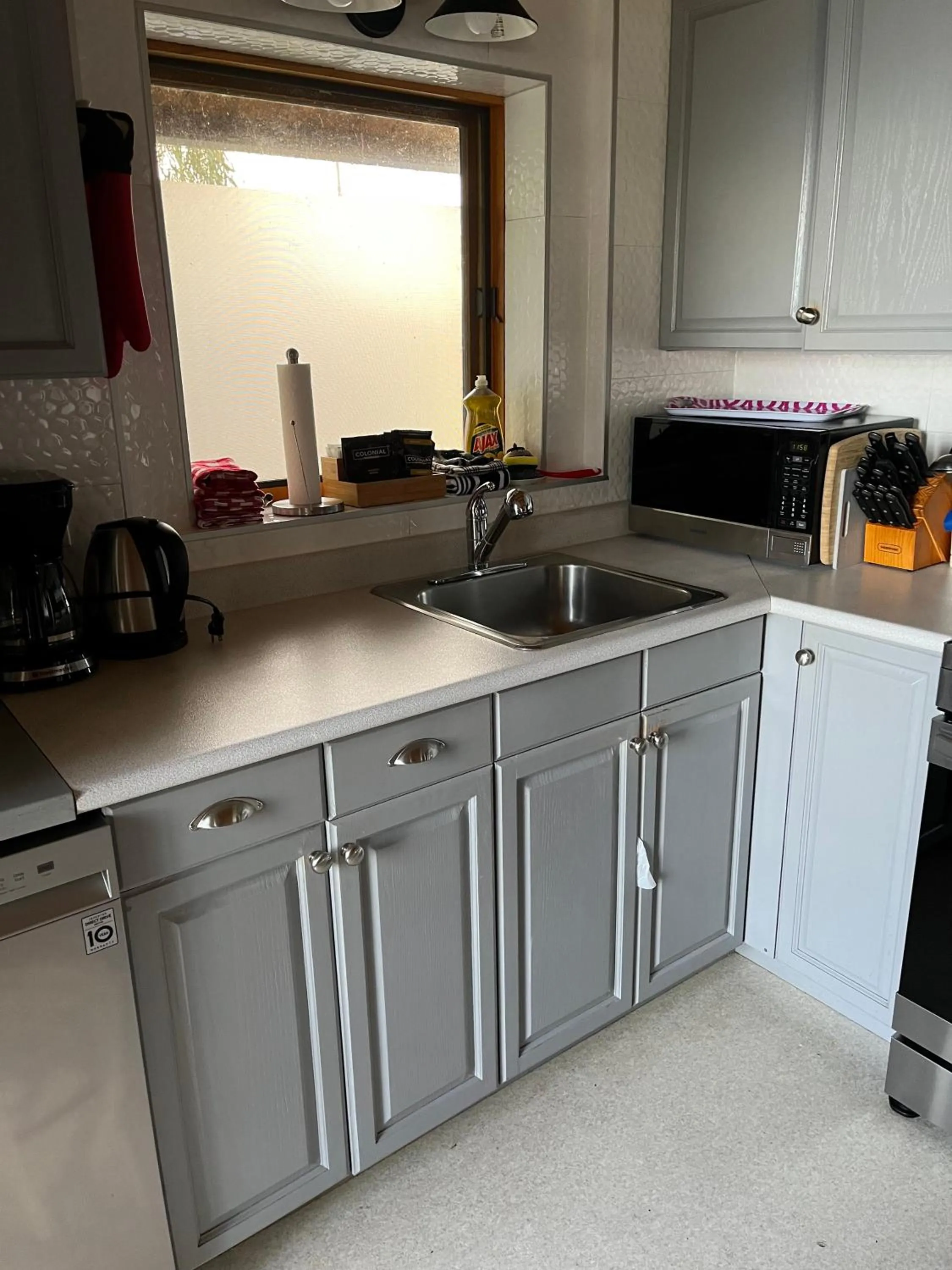 Kitchen or kitchenette in The Beach House Texada - Oceanfront Cabin