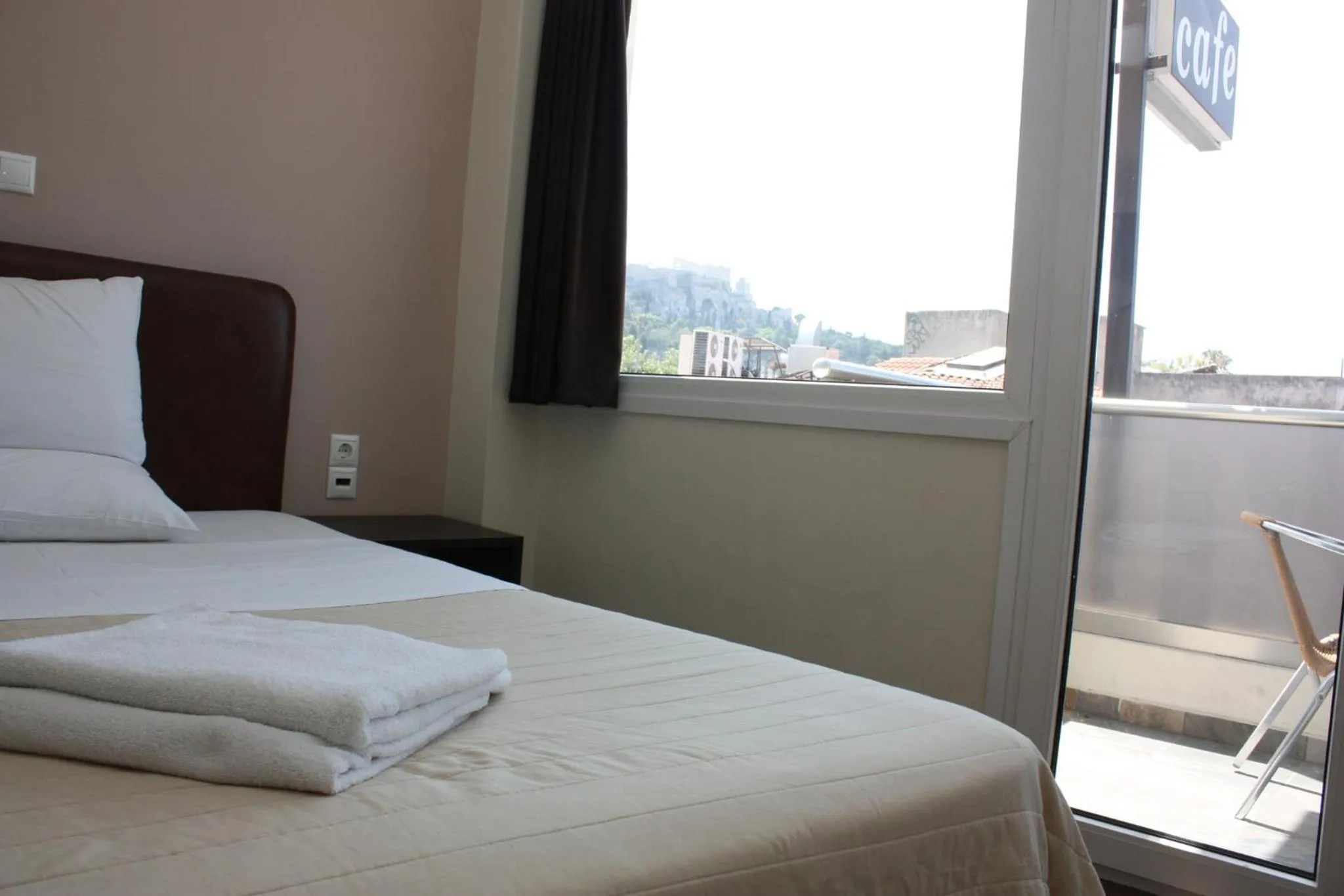 Bed in Pella Inn Hostel