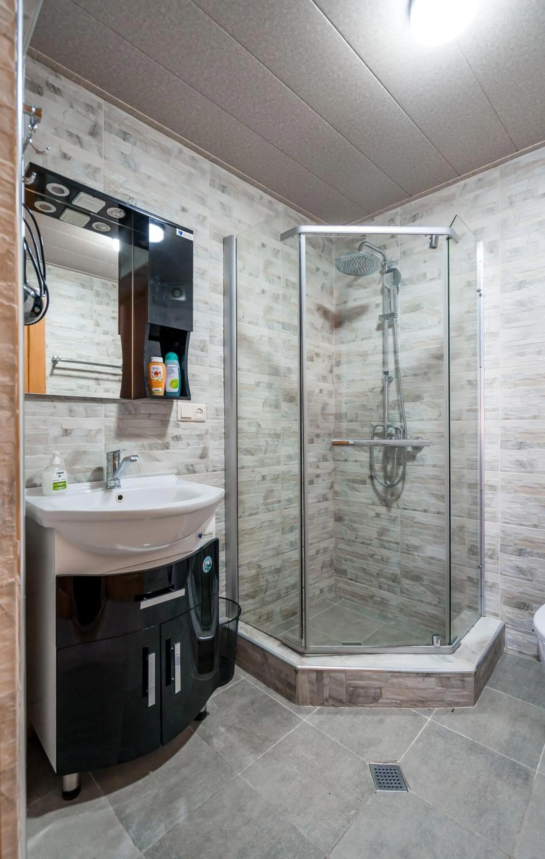 Shower in Hotel at Gomi 19