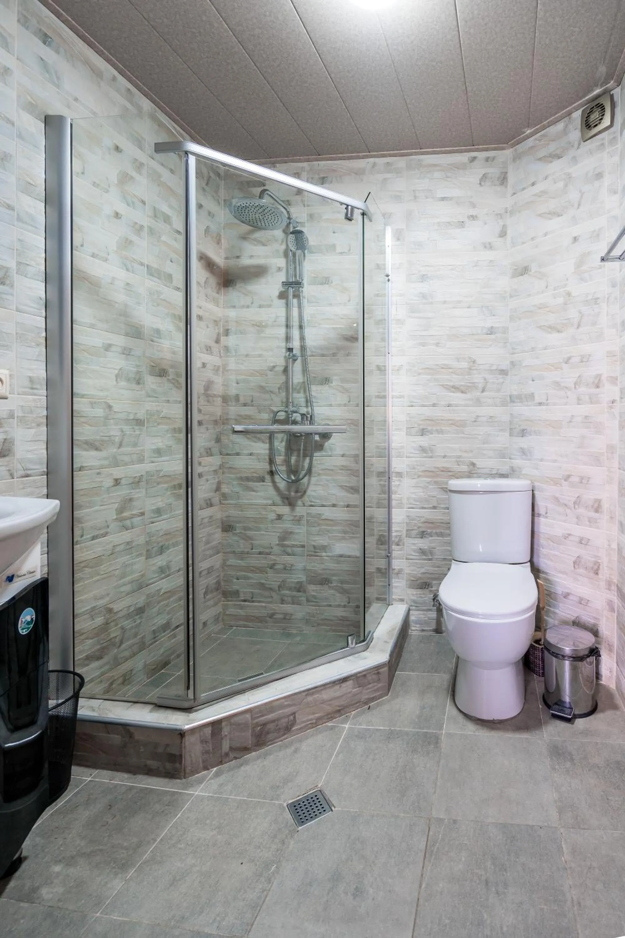 Shower in Hotel at Gomi 19