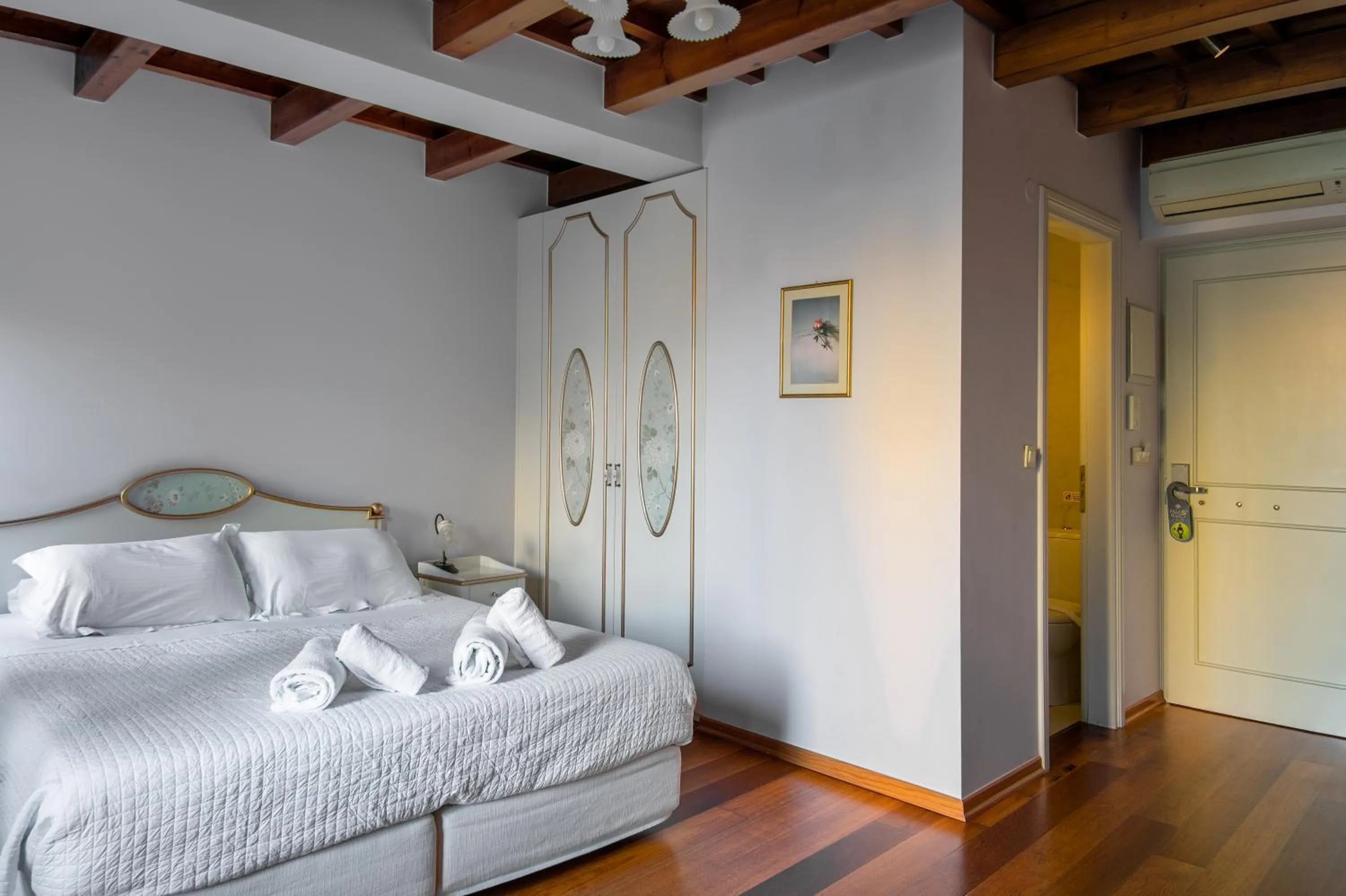 Photo of the whole room, Bed in Palazzo Duca