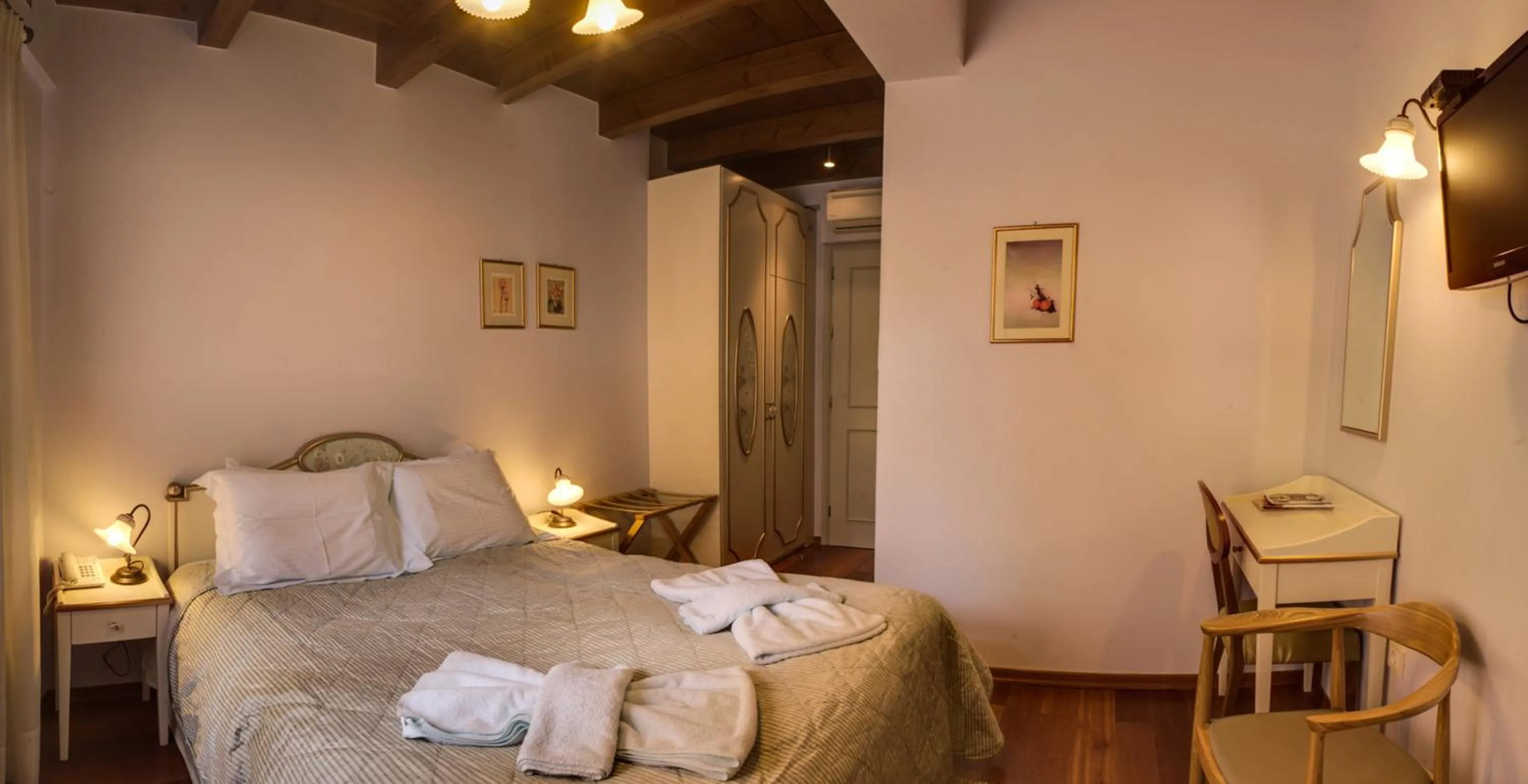 Photo of the whole room, Bed in Palazzo Duca