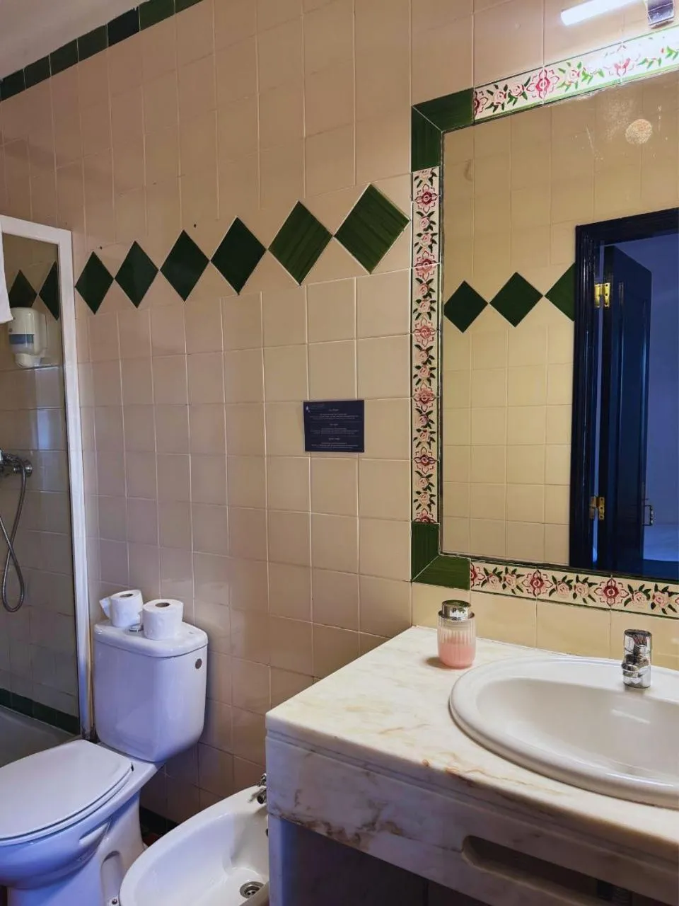 Shower in D'Iberica Alojamento