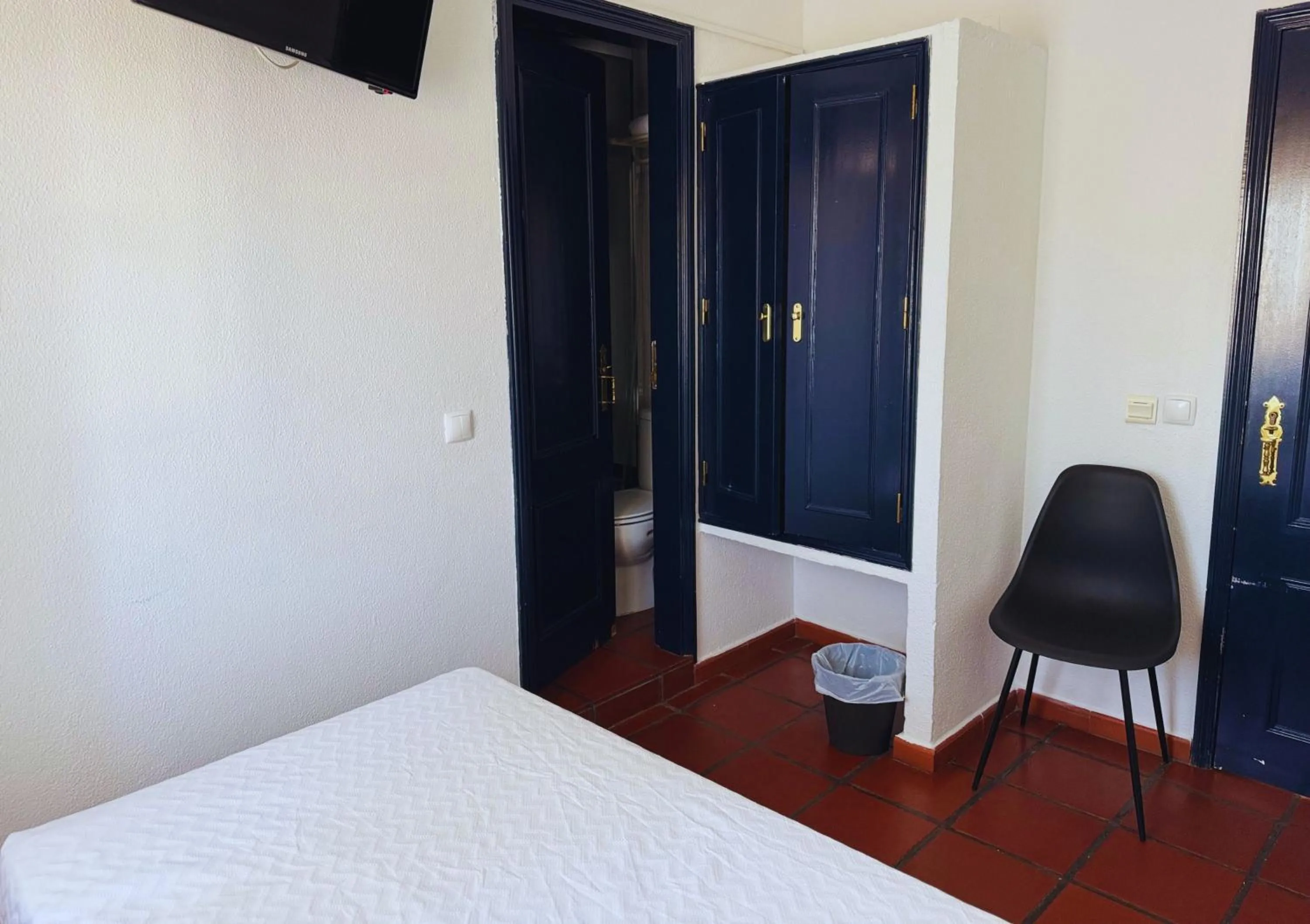 wardrobe, Bed in D'Iberica Alojamento