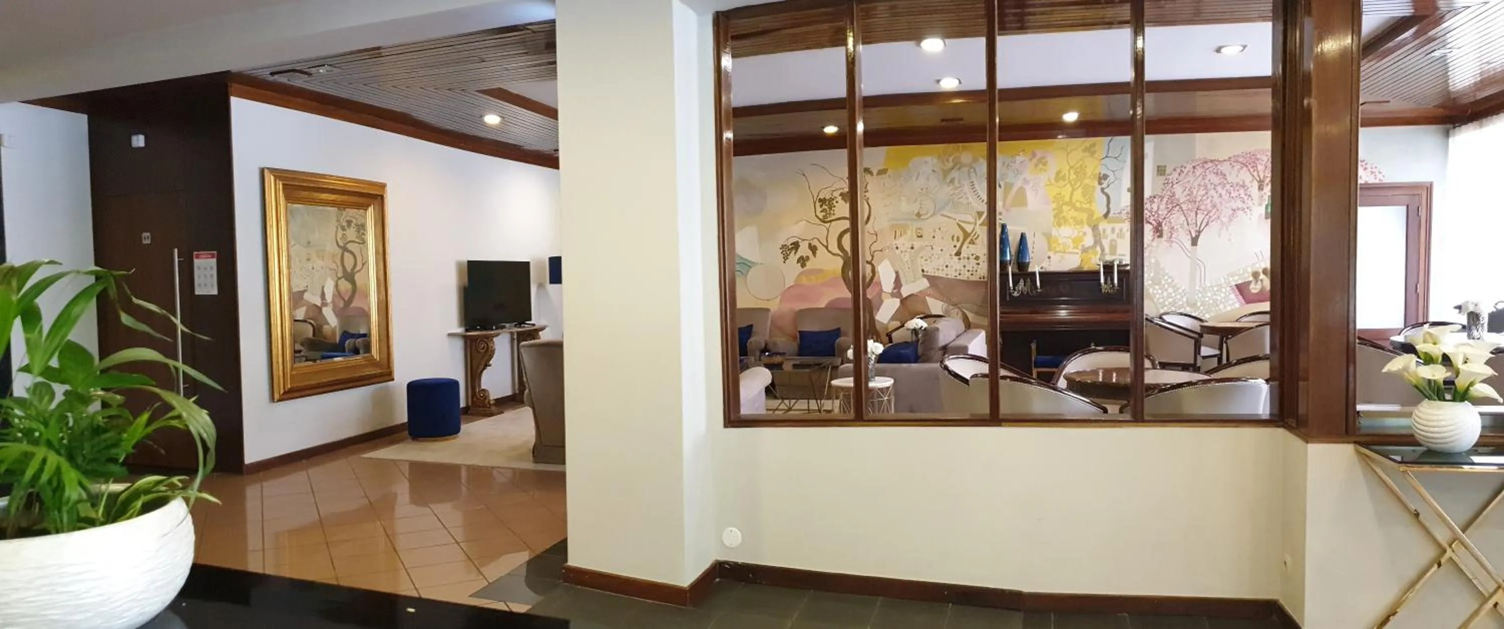 Communal lounge/ TV room in Hotel Eden