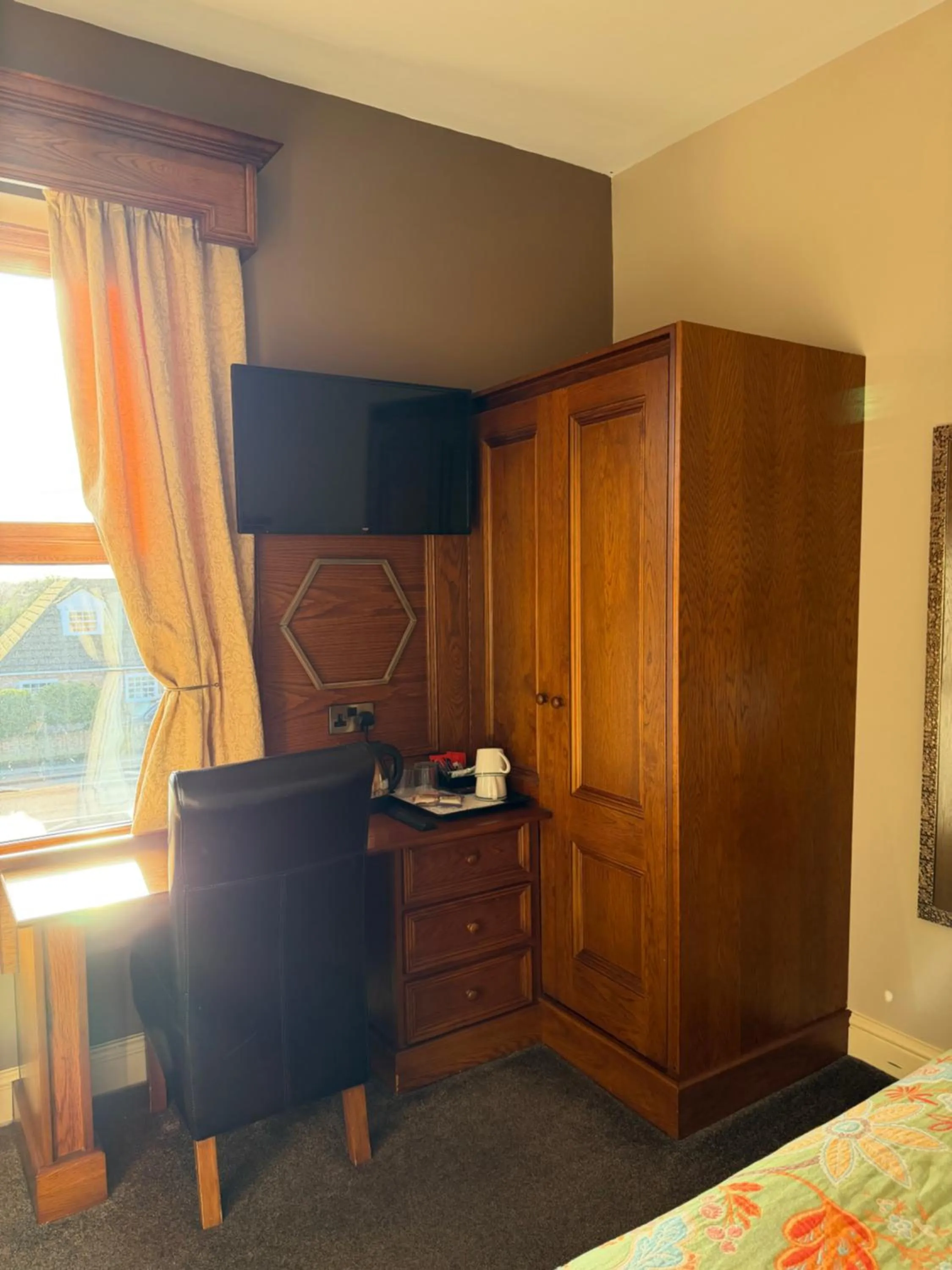 Property building, Bed in Crown & Anchor Inn