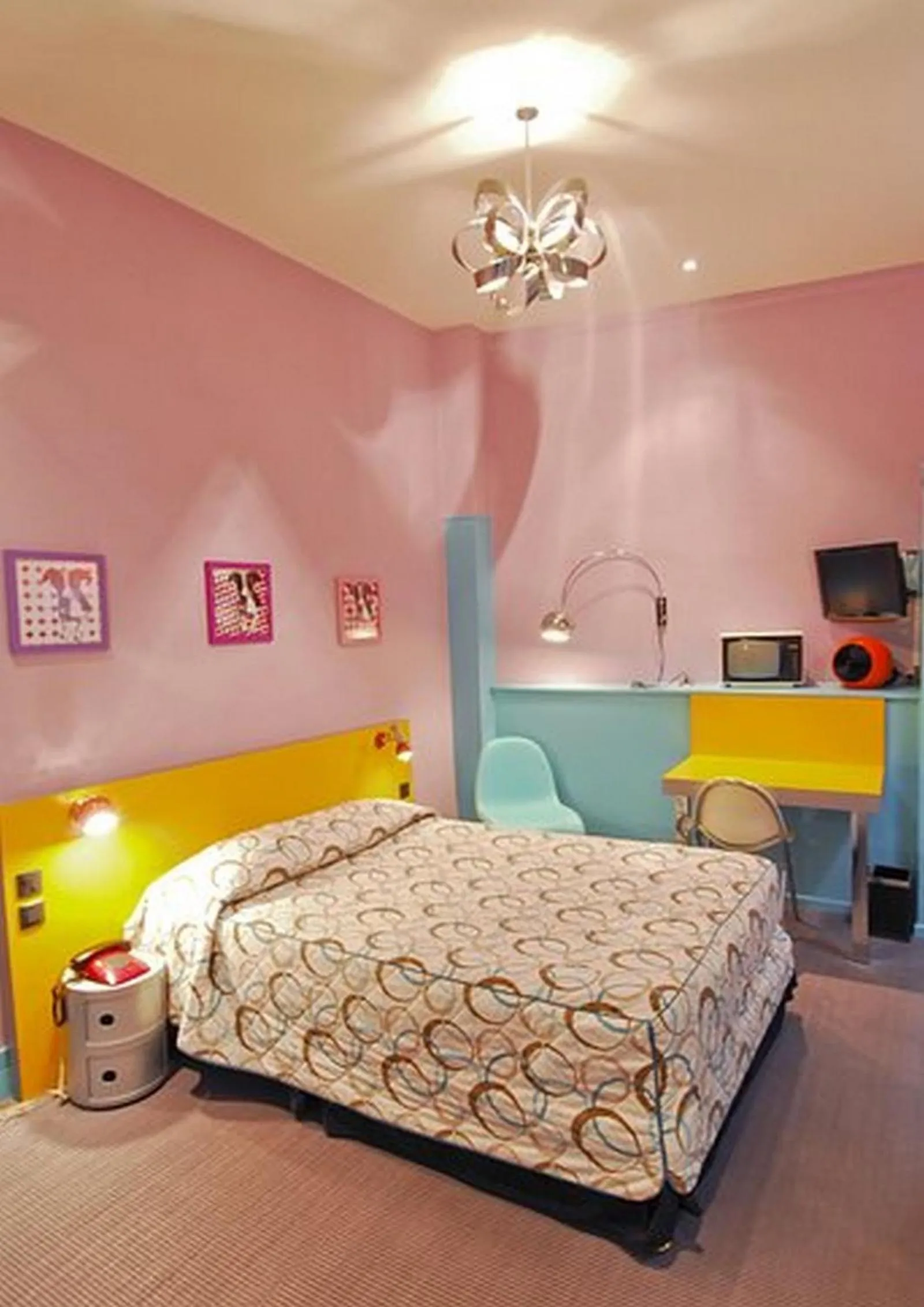 Photo of the whole room, Bed in Hotel de Paris