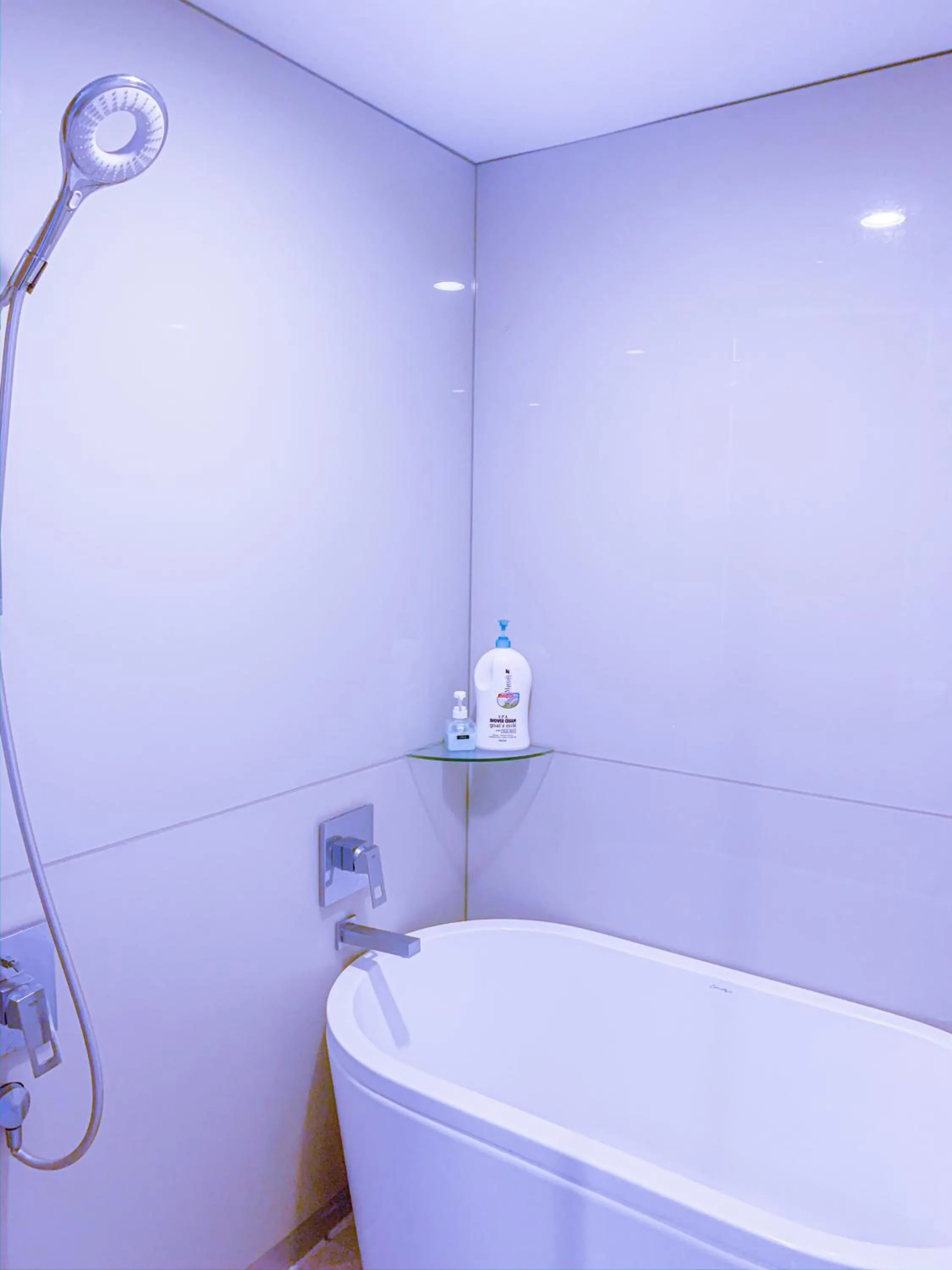 Shower in Soho Suites KLCC by Alucard's Cat