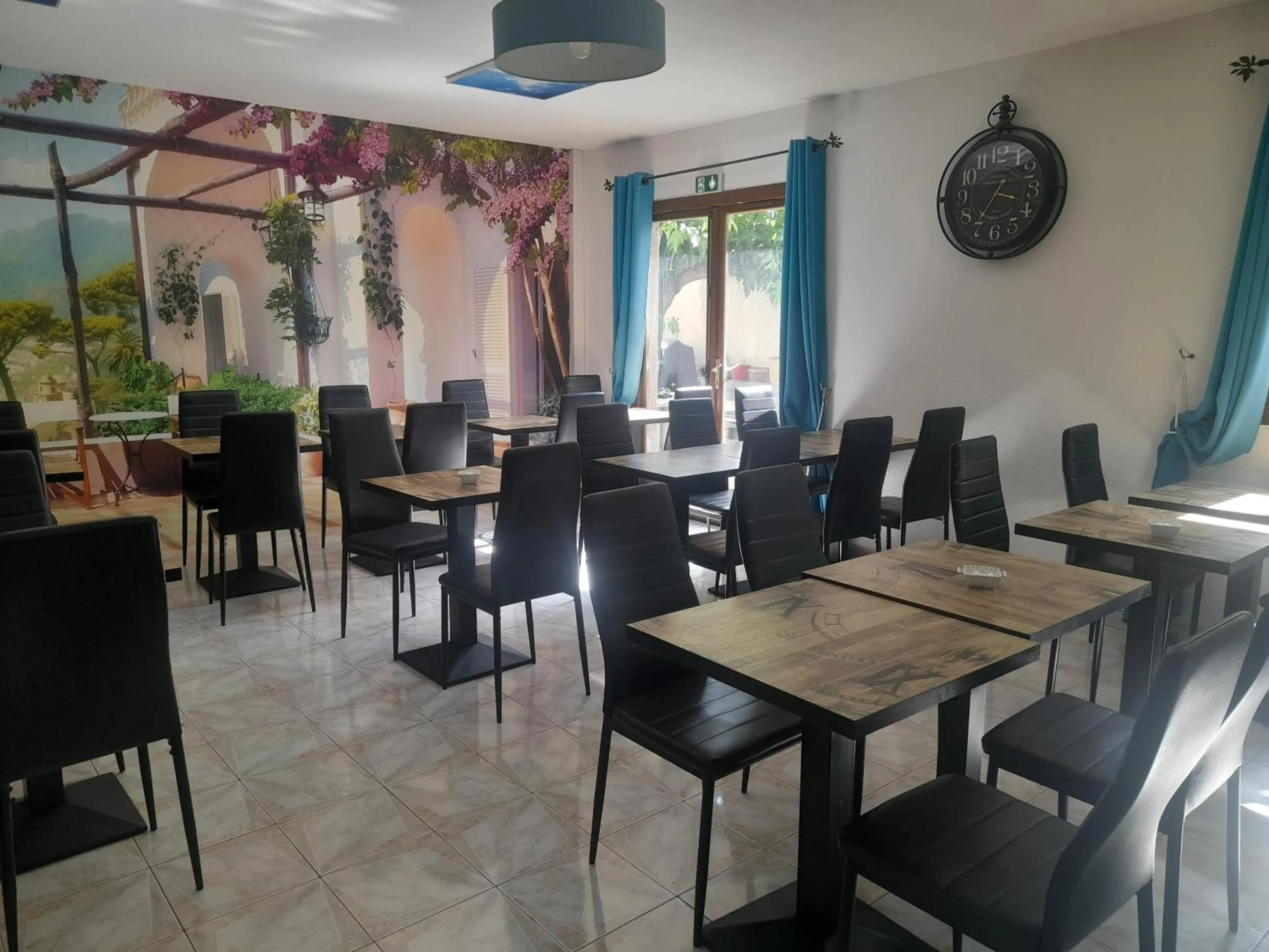 Breakfast in Hôtel Les Alizés