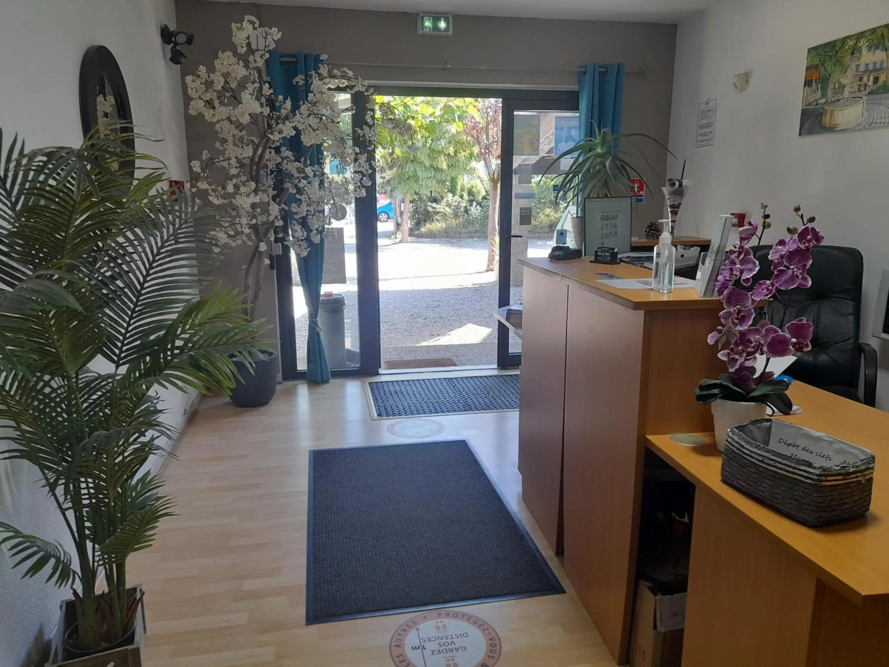 Lobby or reception in Hôtel Les Alizés