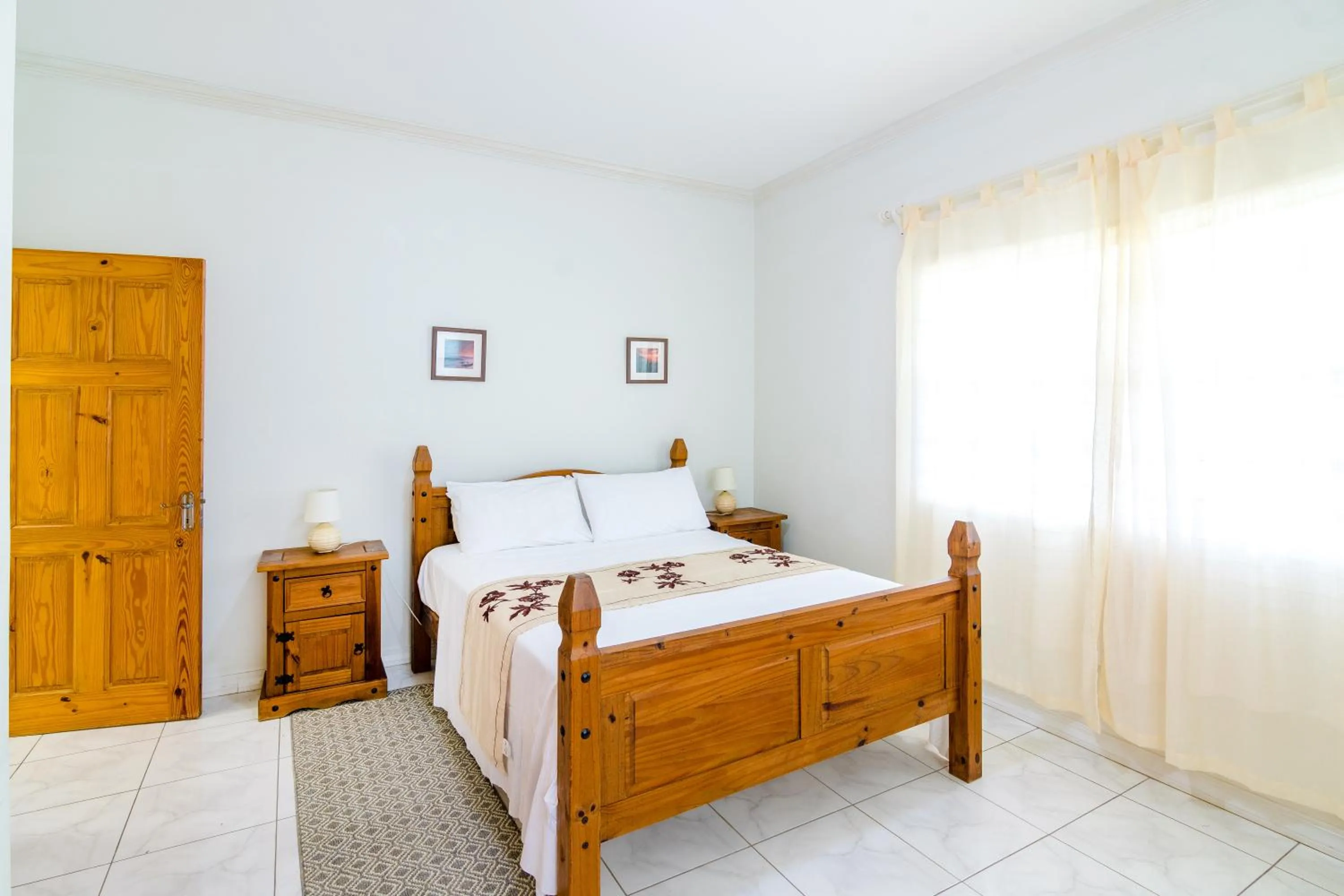 Bedroom, Bed in Woburn Villas