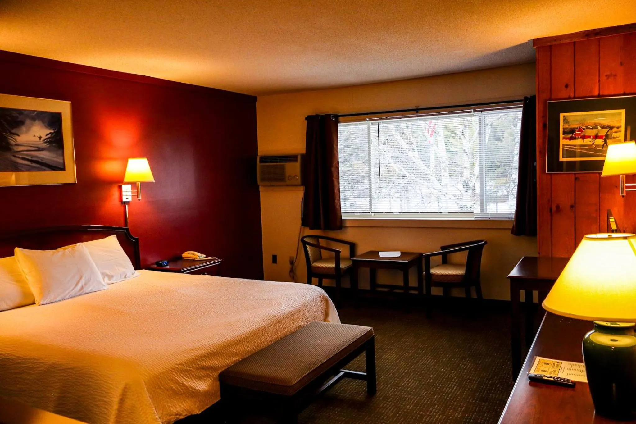 Bedroom, Bed in Snowy Owl Inn