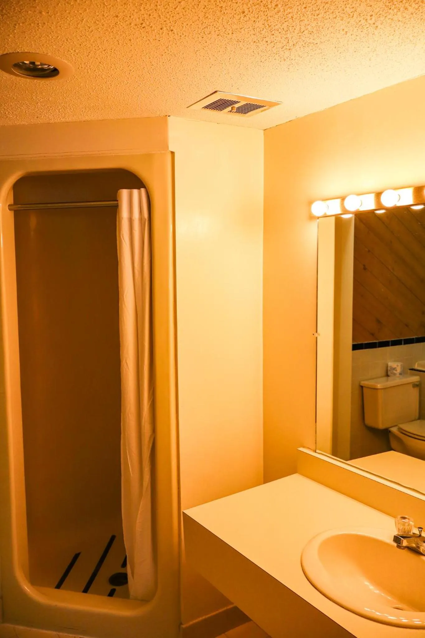 Bathroom in Snowy Owl Inn