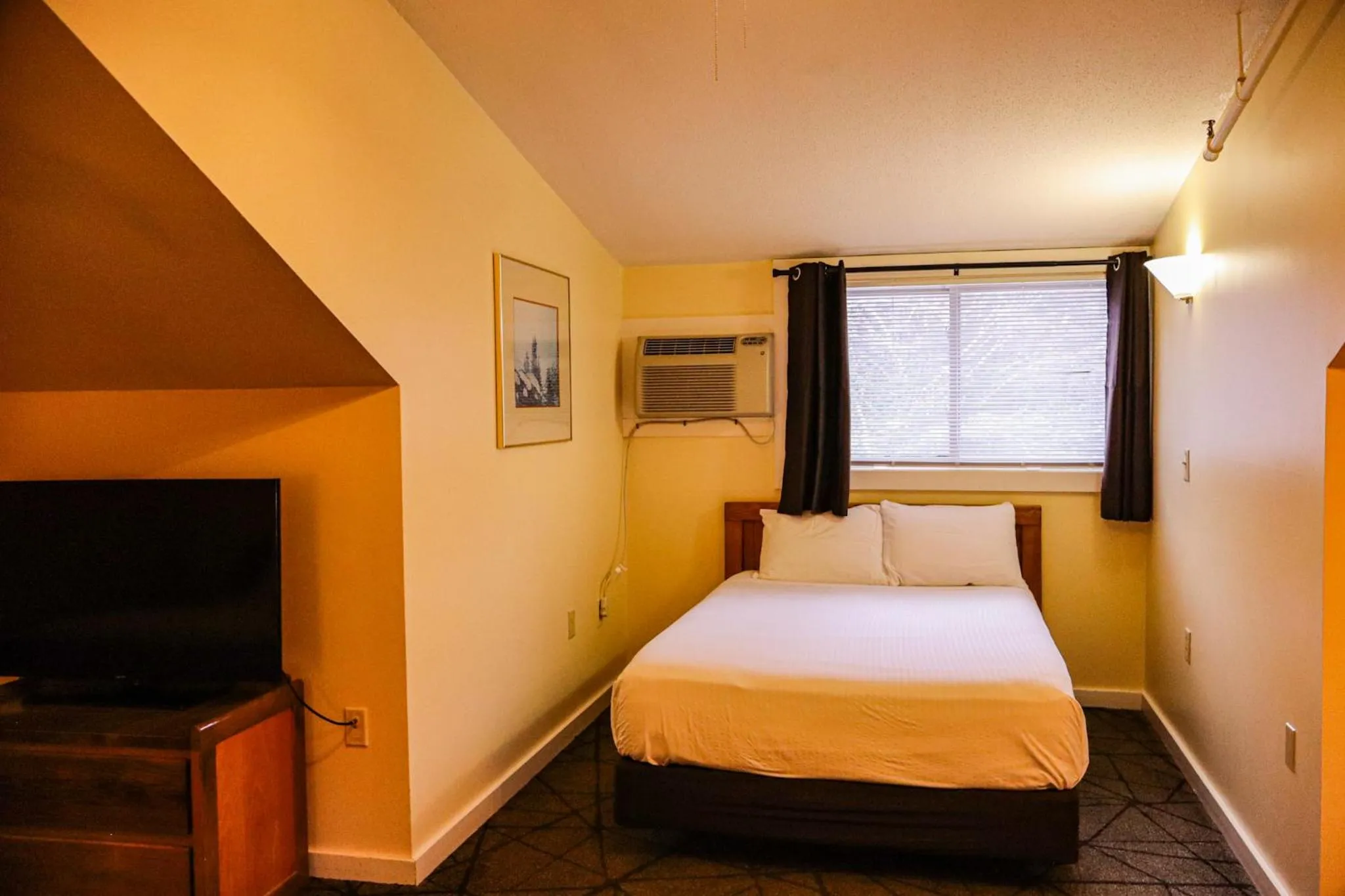Bedroom, Bed in Snowy Owl Inn