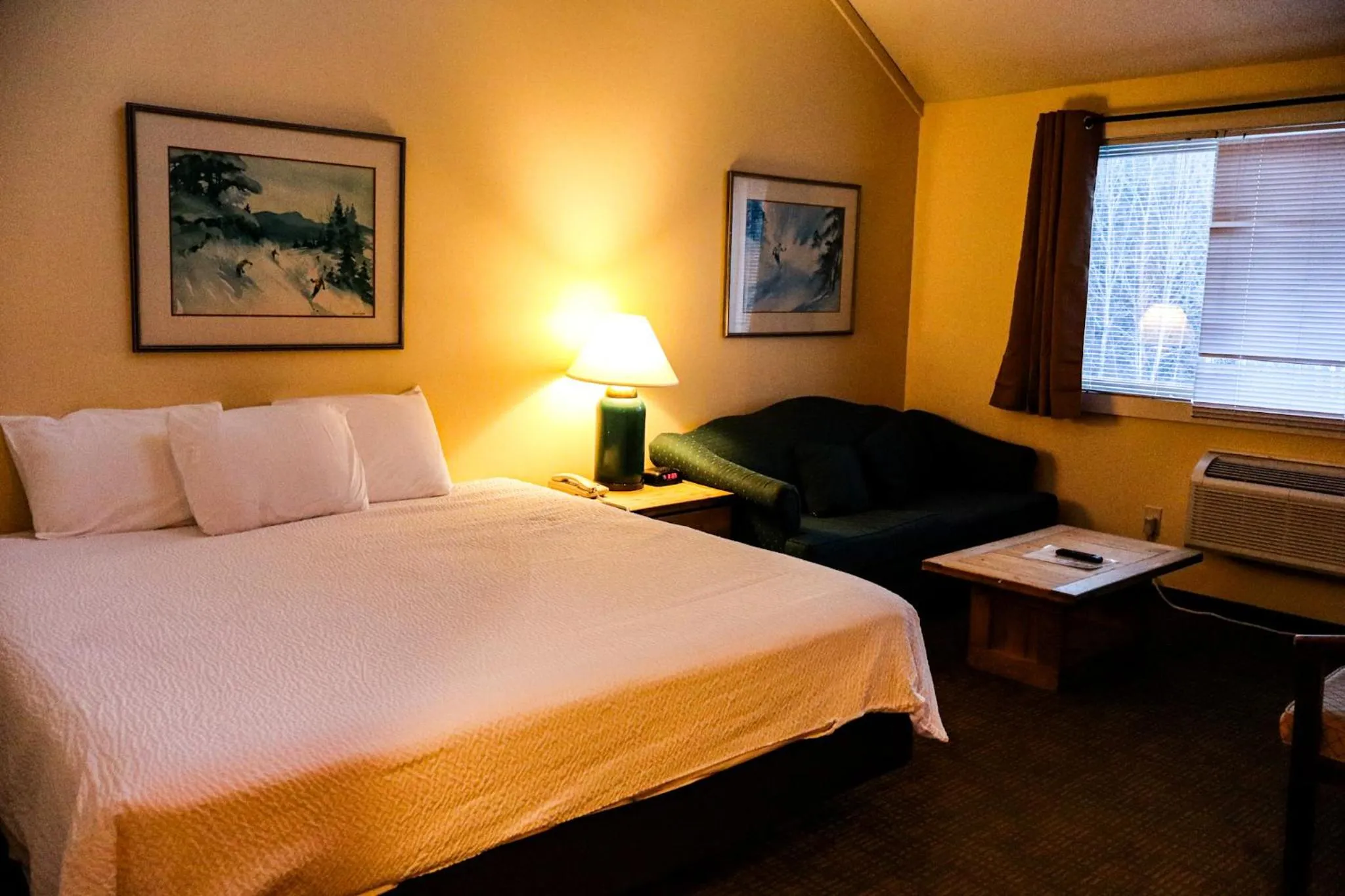 Photo of the whole room, Bed in Snowy Owl Inn