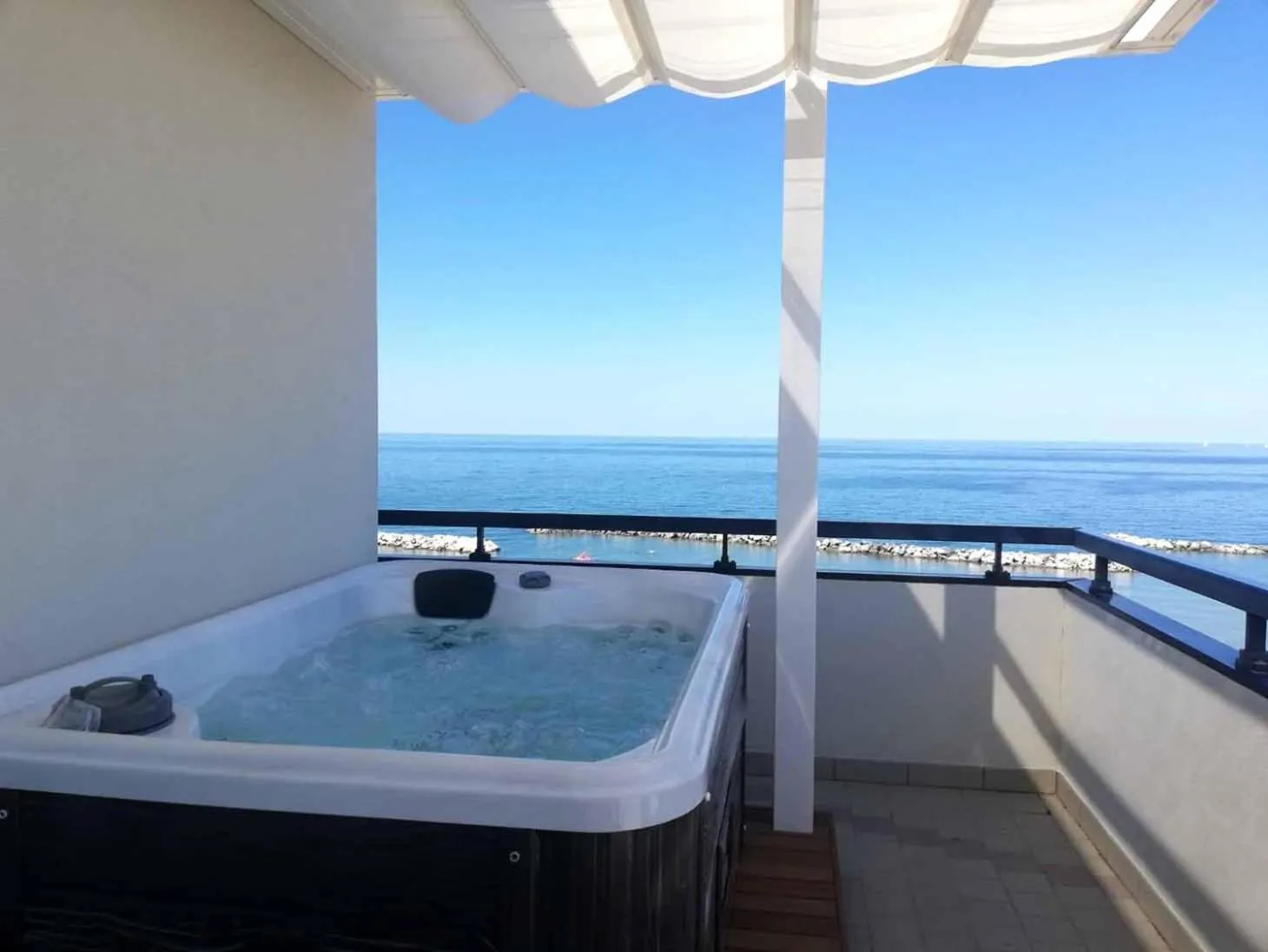 Hot Tub in Hotel Baia