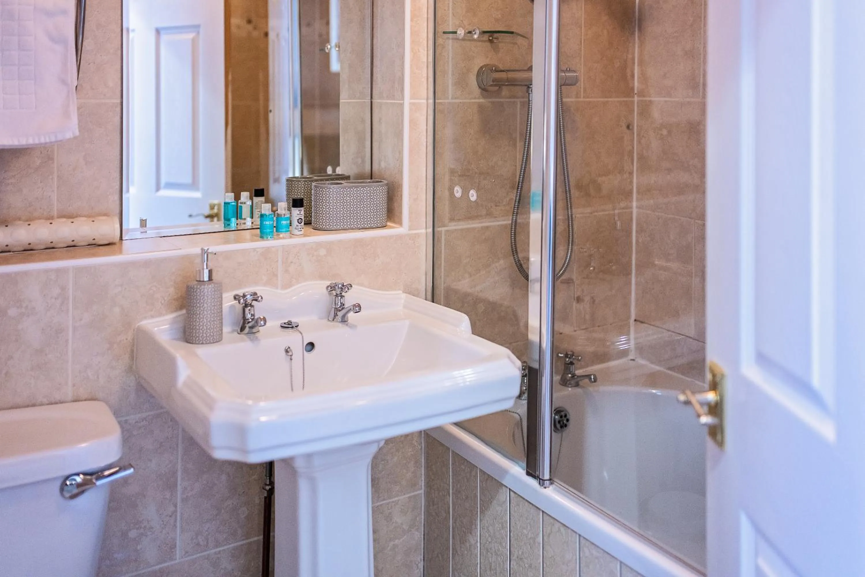 Bathroom in Glenesk Hotel