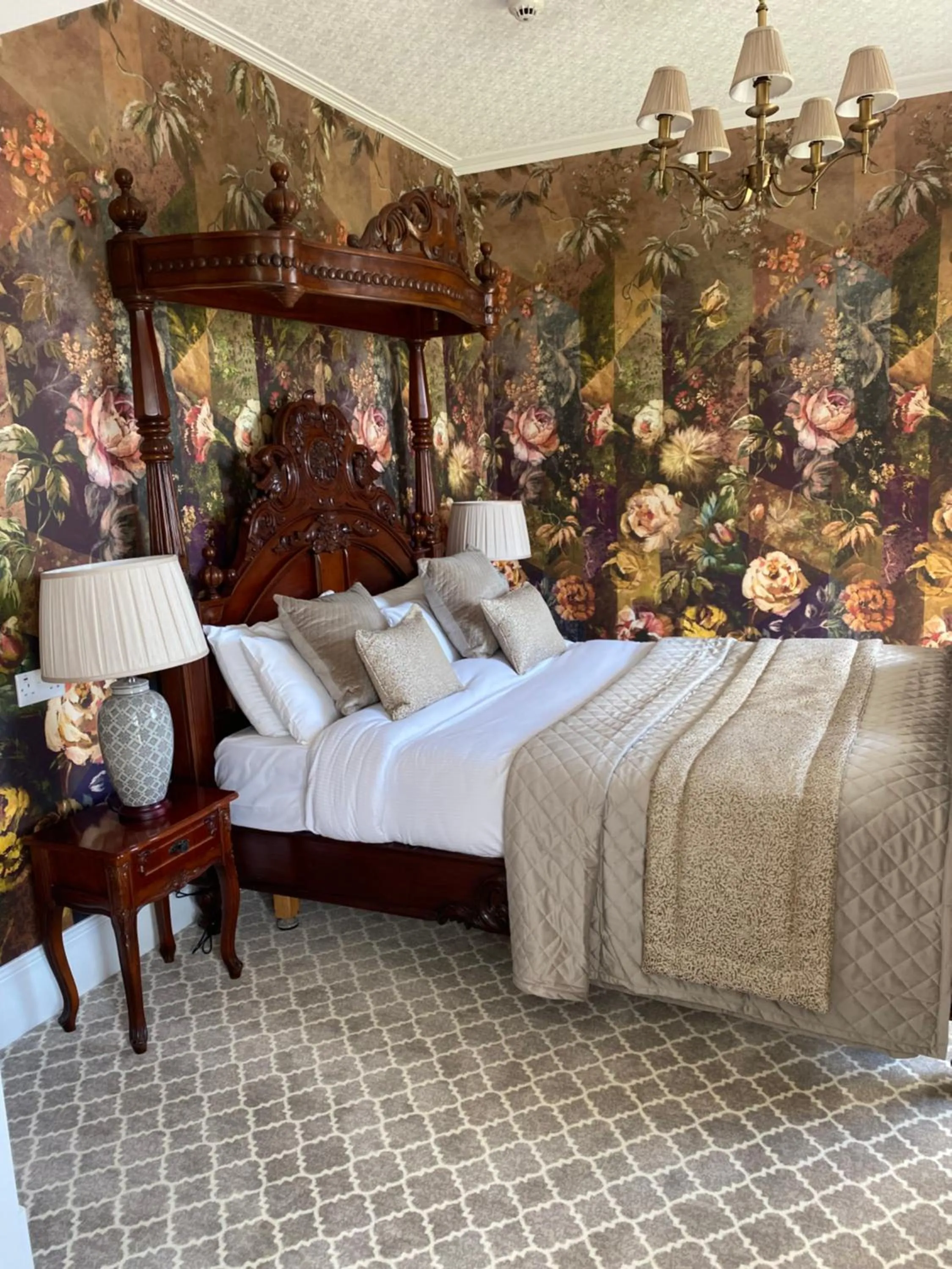 Bedroom, Bed in Glenesk Hotel