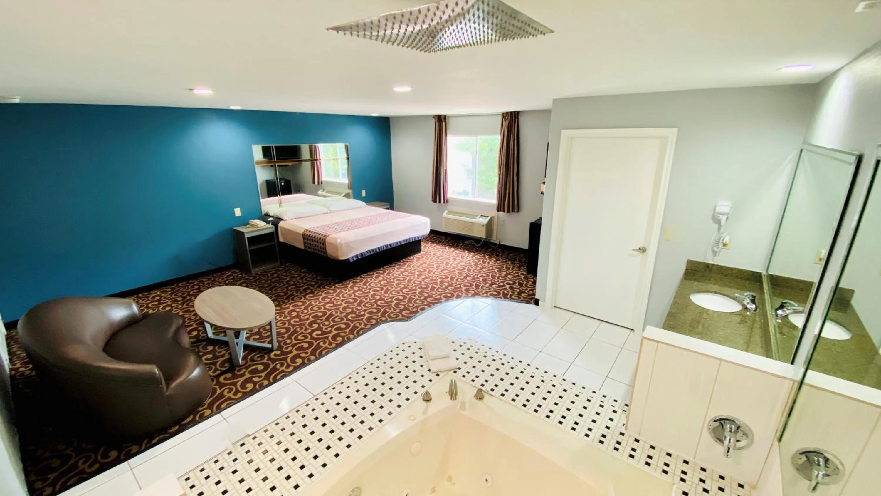 Hot Tub, Bed in Home Place Inn and Suites-Hobby