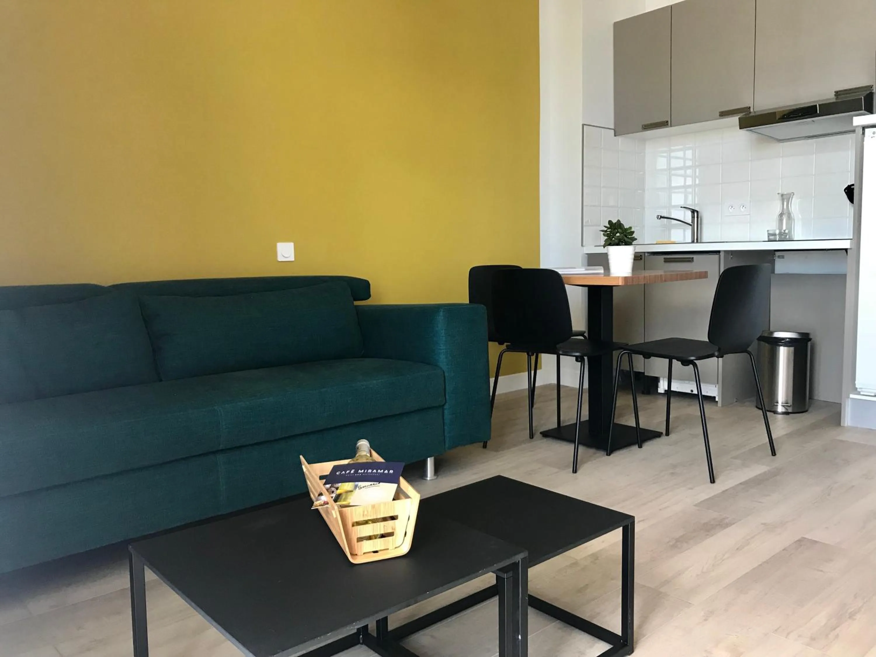 Kitchen or kitchenette in Hôtel Café Miramar