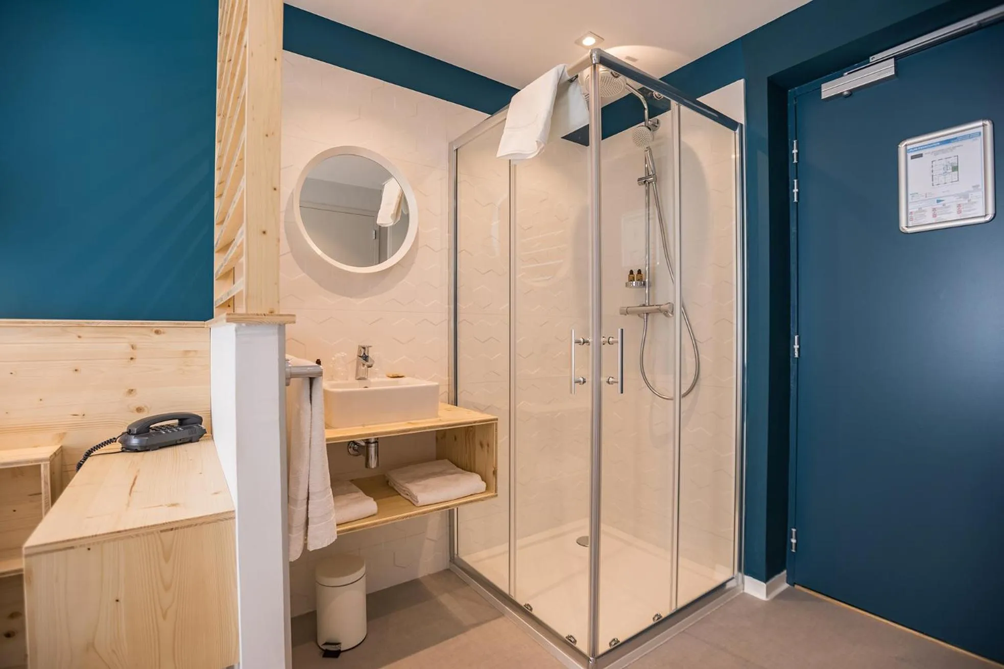 Shower in Hôtel Café Miramar