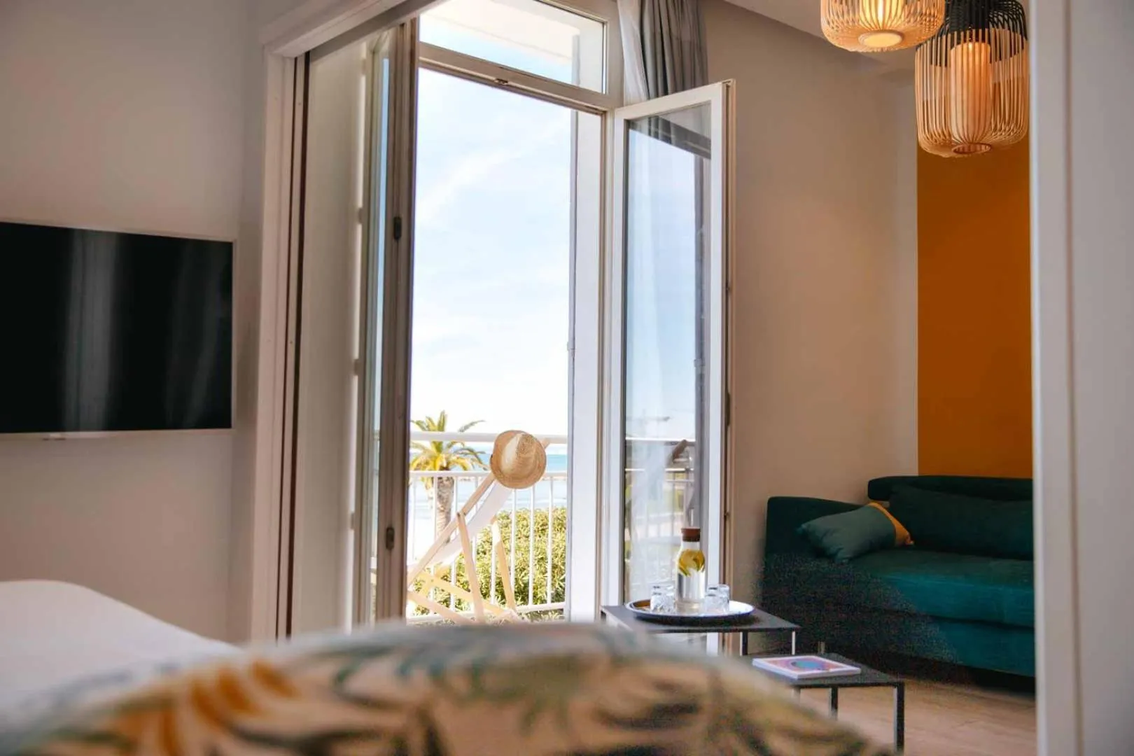 Balcony/Terrace, Bed in Hôtel Café Miramar