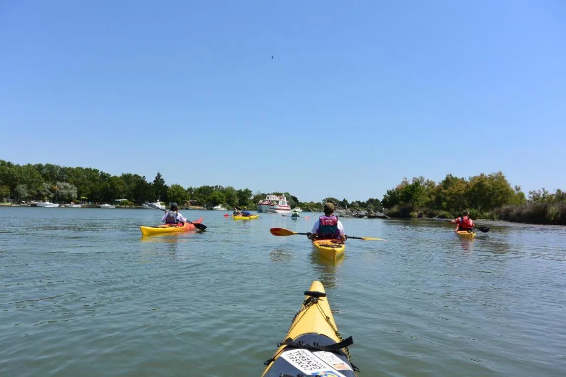People in Hôtel Café Miramar