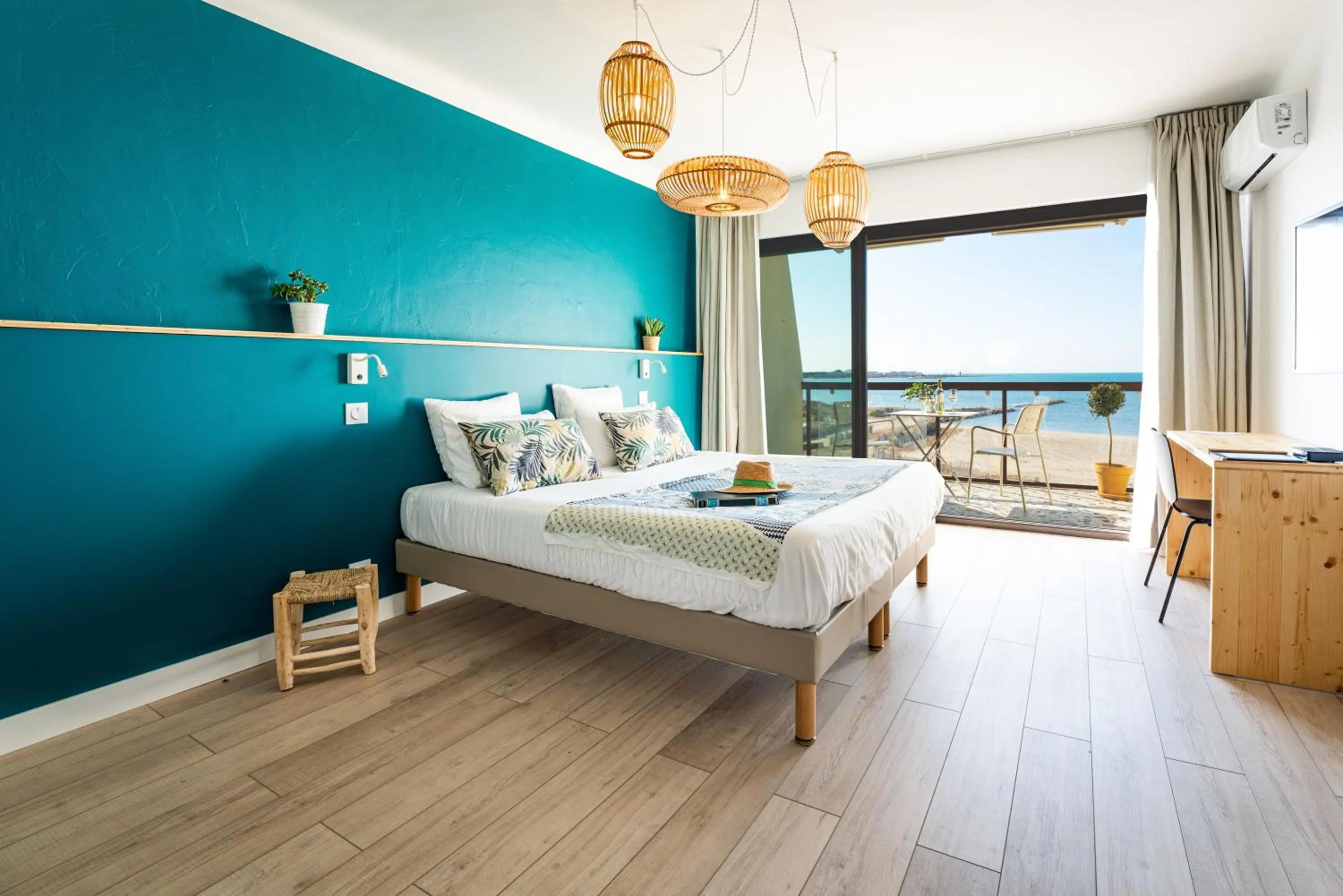 View (from property/room), Bed in Hôtel Café Miramar