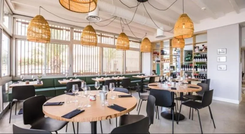 Restaurant/places to eat in Hôtel Café Miramar