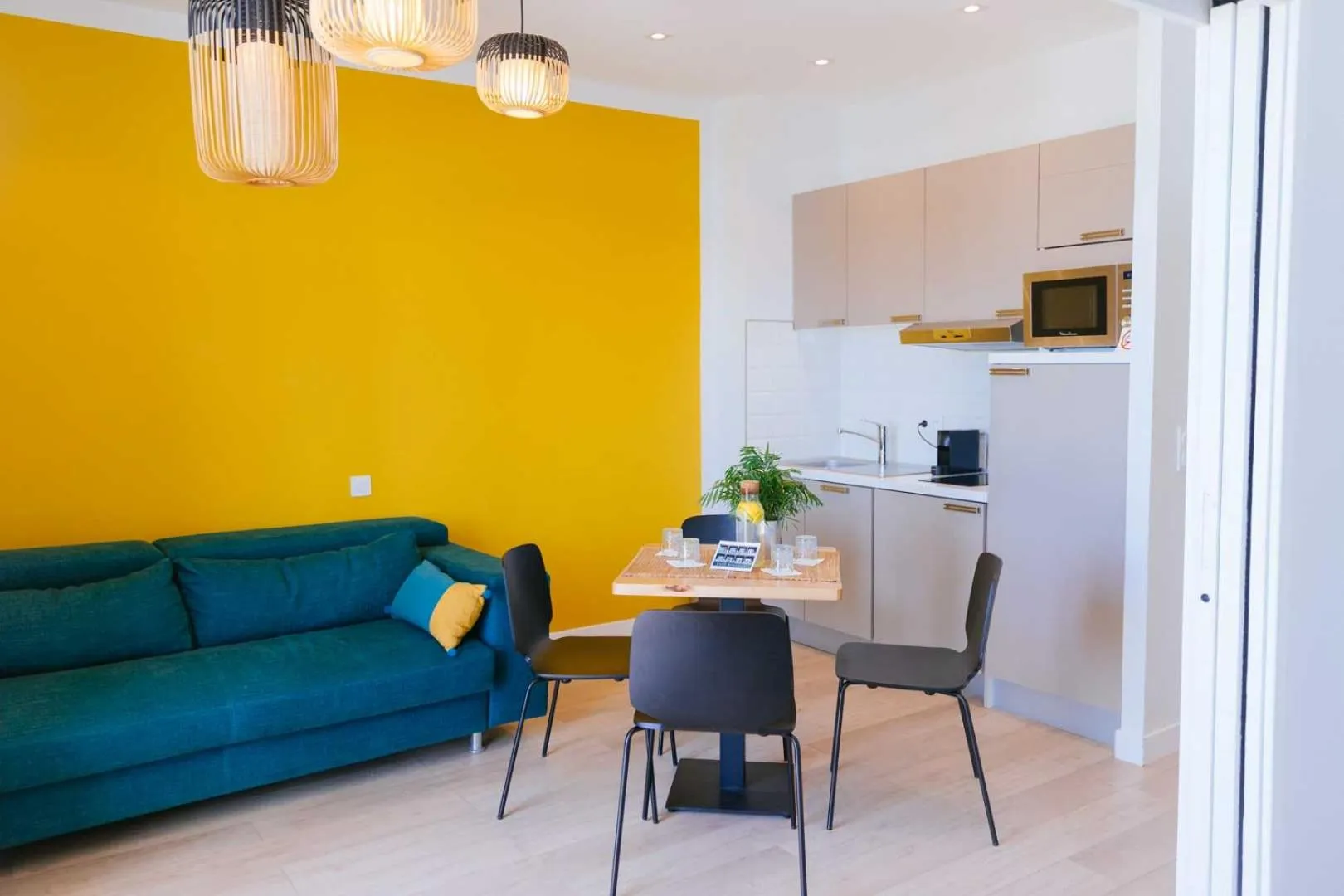 Kitchen or kitchenette in Hôtel Café Miramar