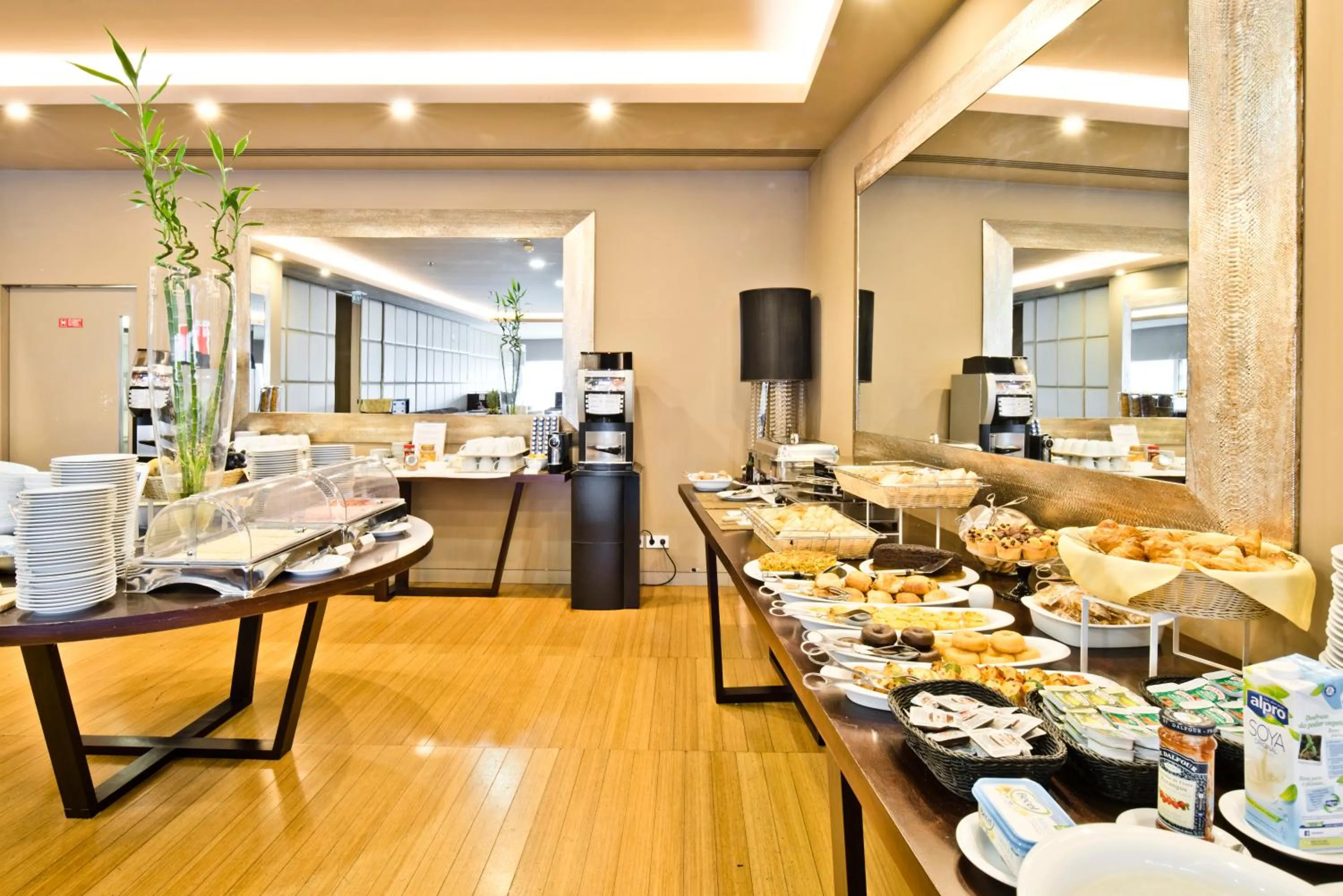 Restaurant/places to eat in Golden Tulip São João da Madeira Hotel