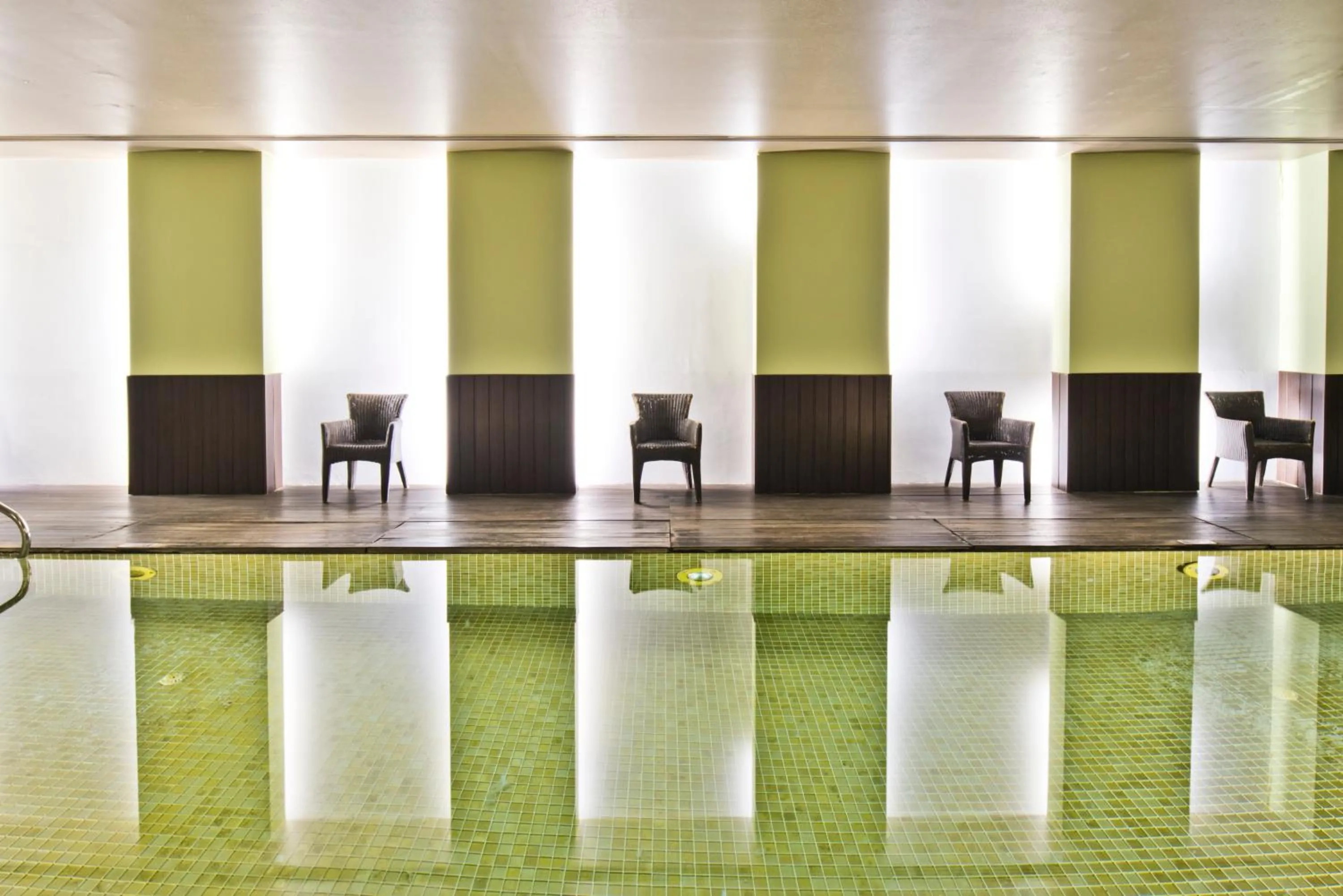 Swimming pool in Golden Tulip São João da Madeira Hotel