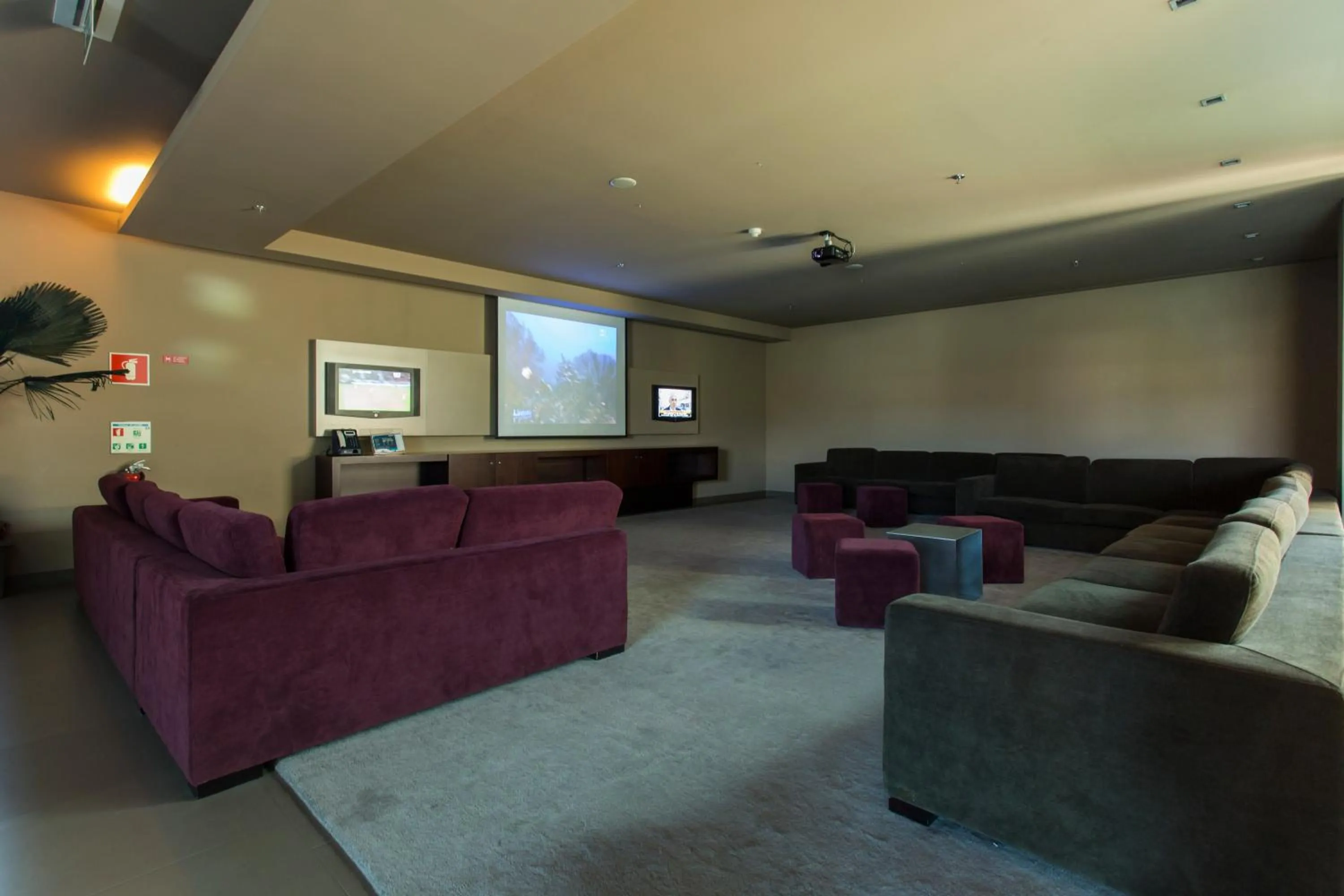Communal lounge/ TV room in Golden Tulip São João da Madeira Hotel
