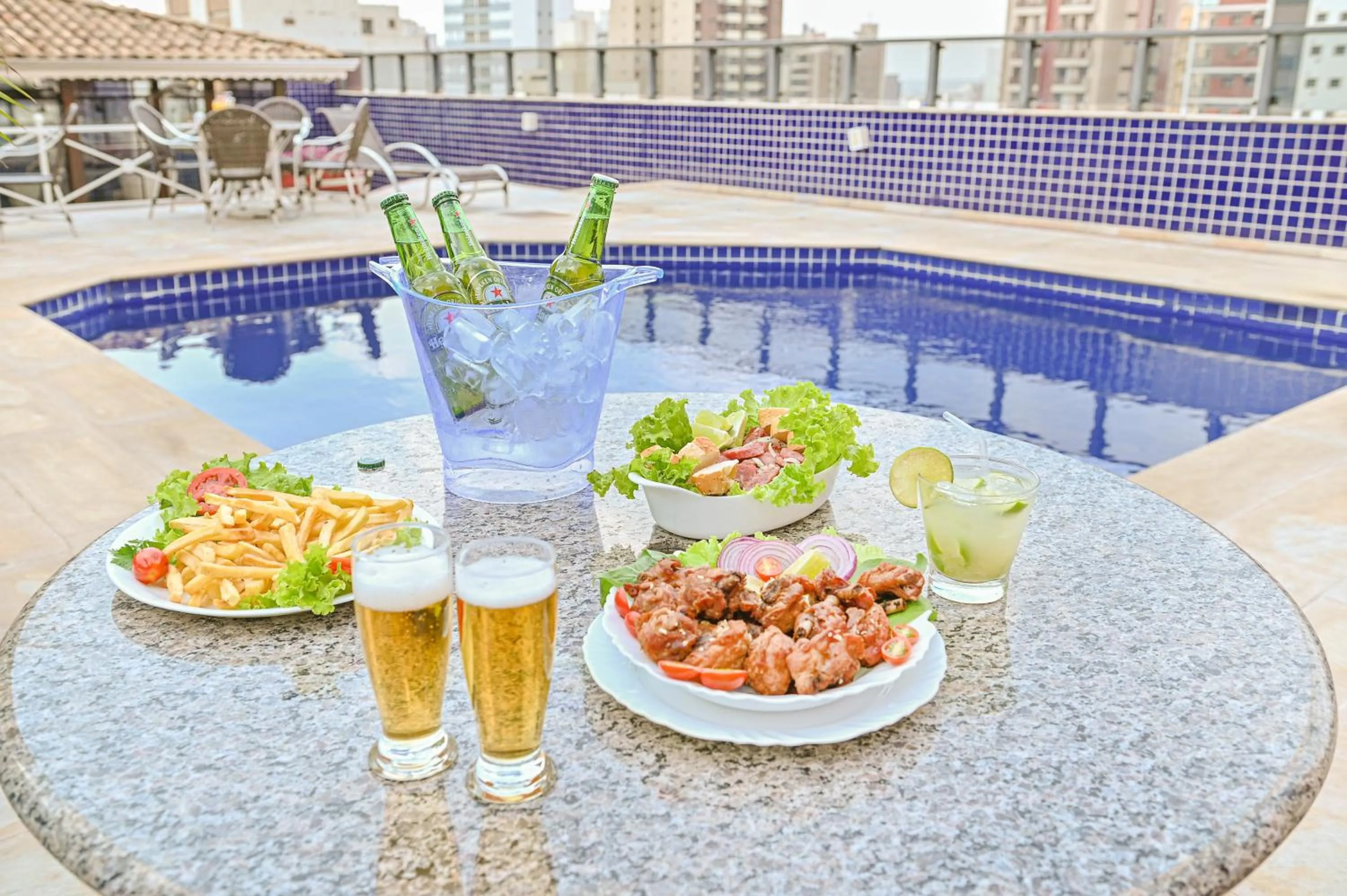 Swimming pool in Hotel Dan Inn Campinas Cambuí - Um Hotel Clássico em Campinas By Nacional Inn