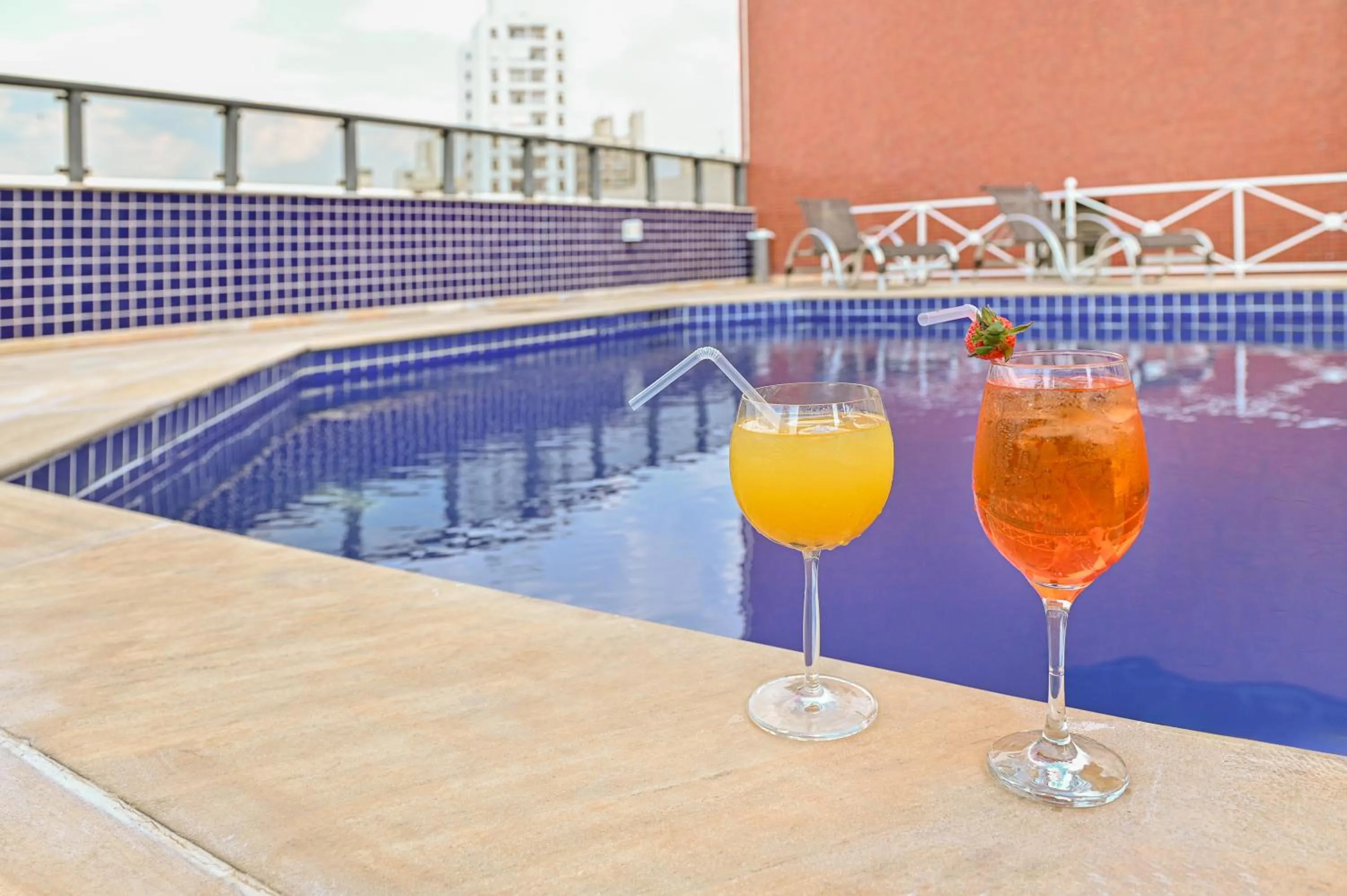 Swimming pool in Hotel Dan Inn Campinas Cambuí - Um Hotel Clássico em Campinas By Nacional Inn