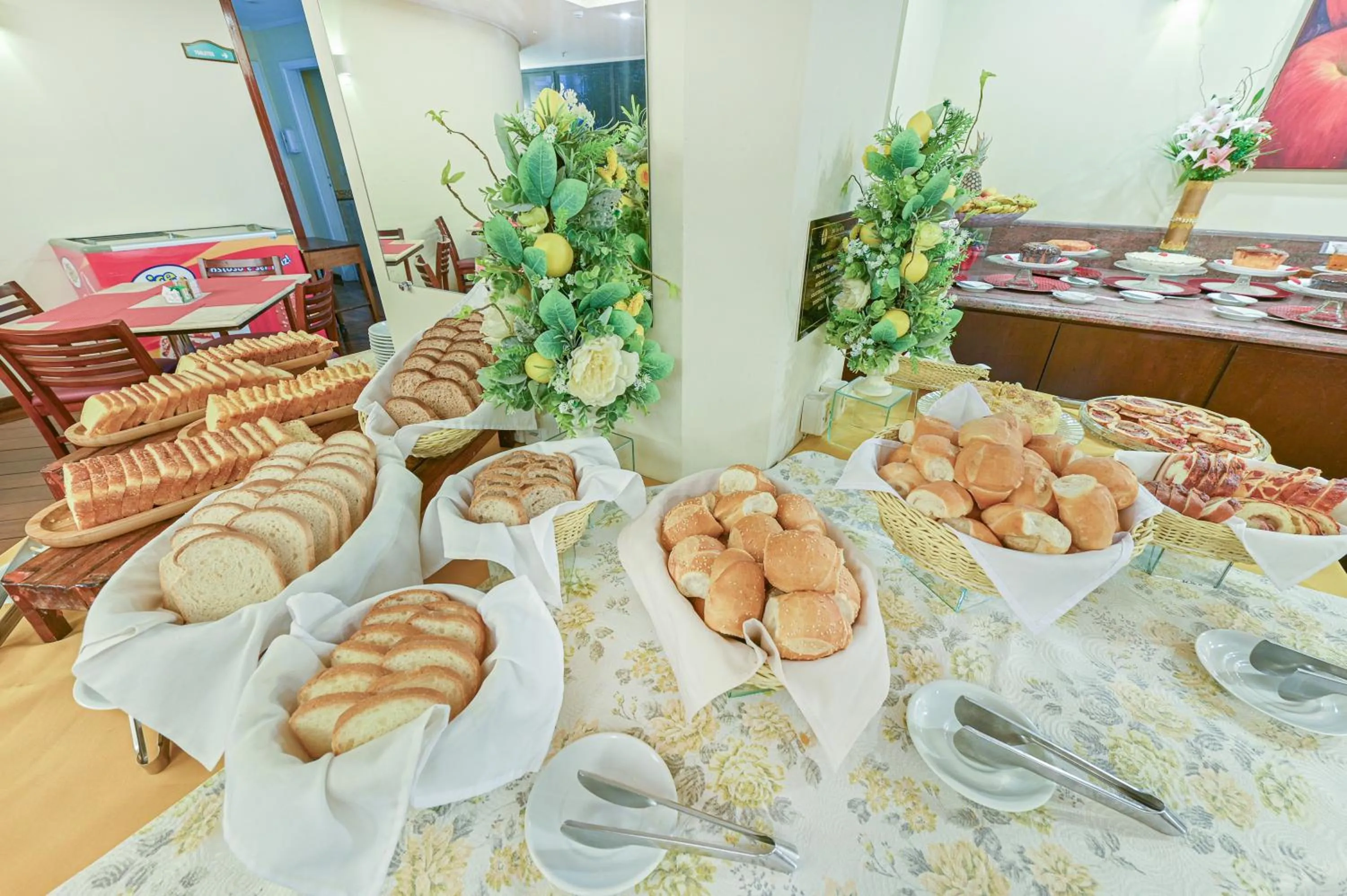Breakfast in Hotel Dan Inn Campinas Cambuí - Um Hotel Clássico em Campinas By Nacional Inn