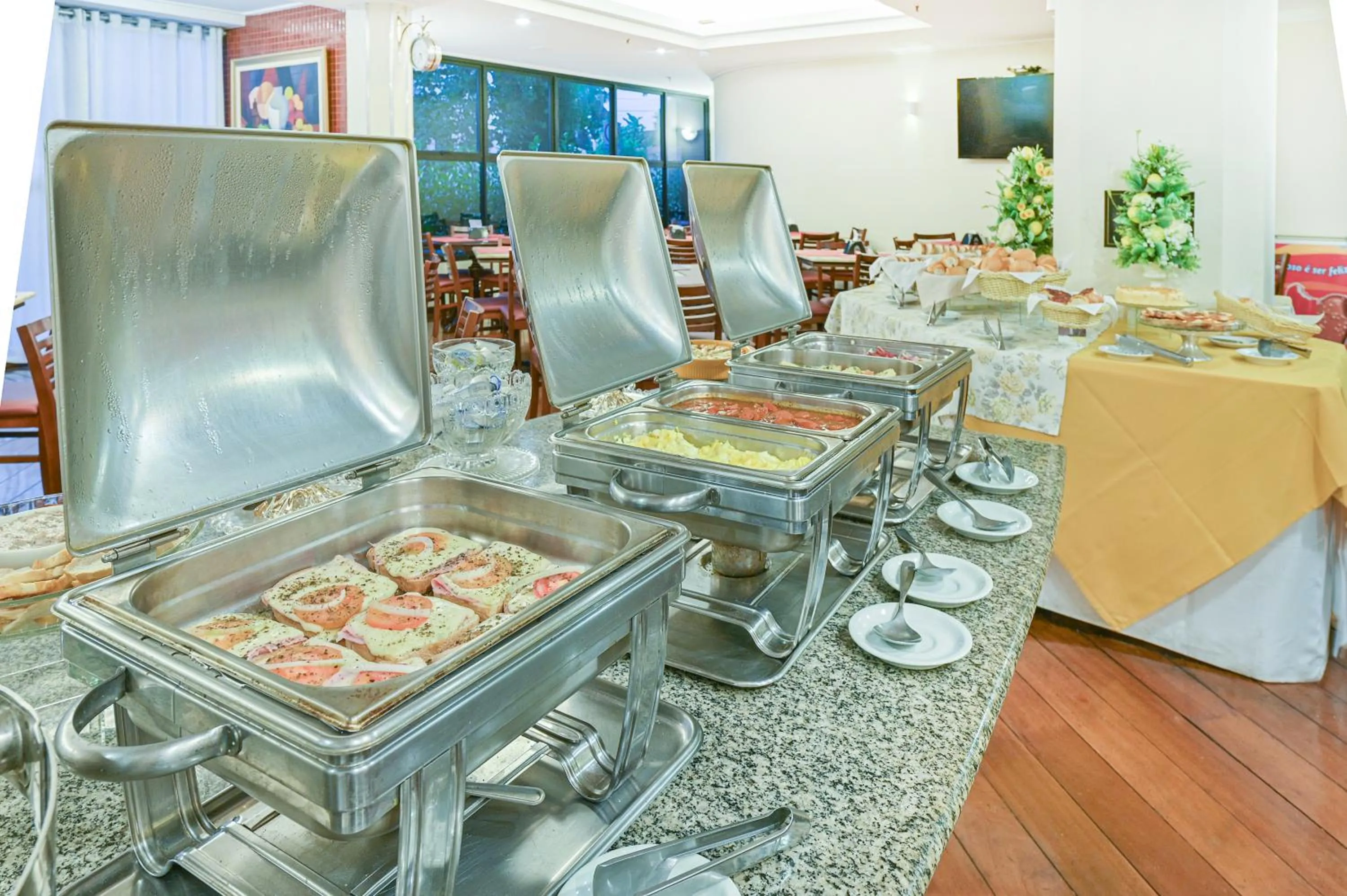 Breakfast in Hotel Dan Inn Campinas Cambuí - Um Hotel Clássico em Campinas By Nacional Inn