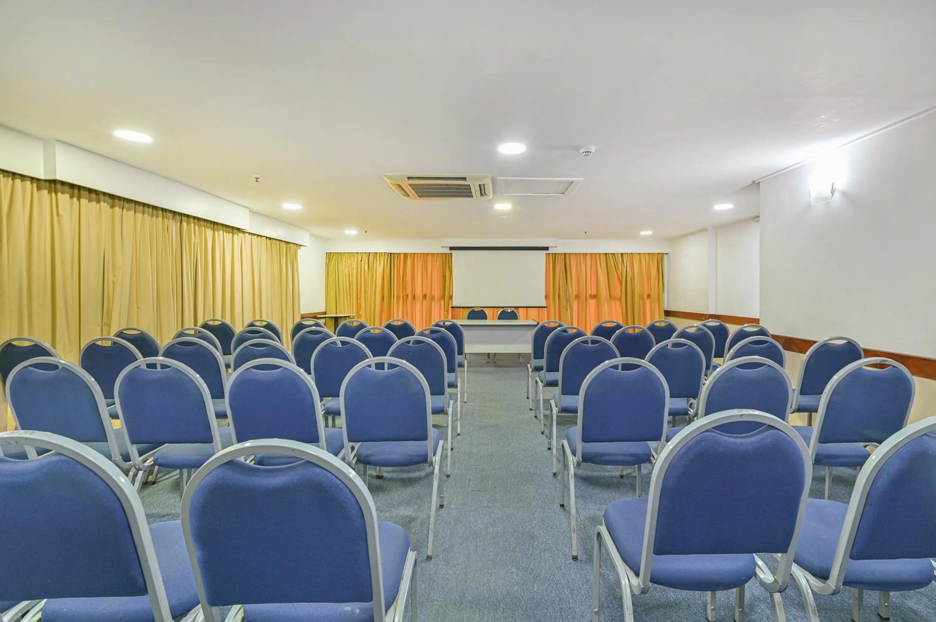 Meeting/conference room in Hotel Dan Inn Campinas Cambuí - Um Hotel Clássico em Campinas By Nacional Inn