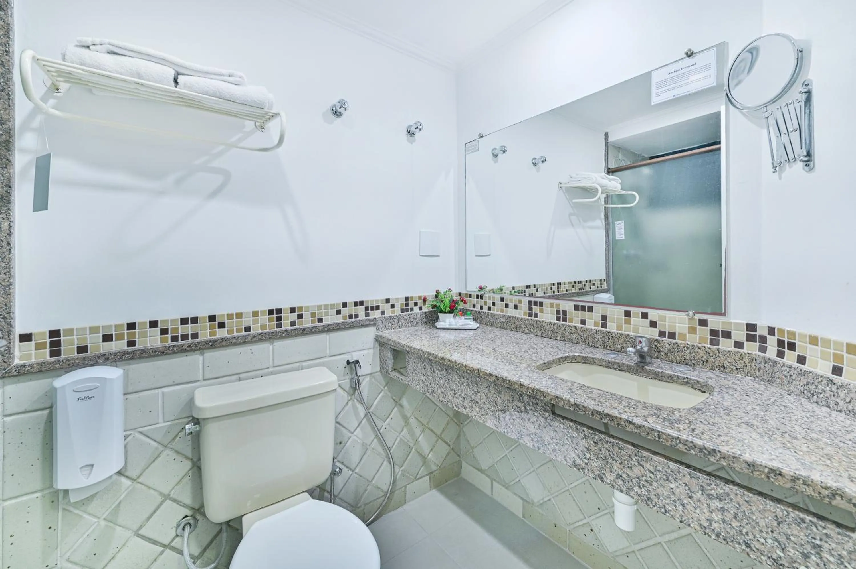 Bathroom in Hotel Dan Inn Campinas Cambuí - Um Hotel Clássico em Campinas By Nacional Inn